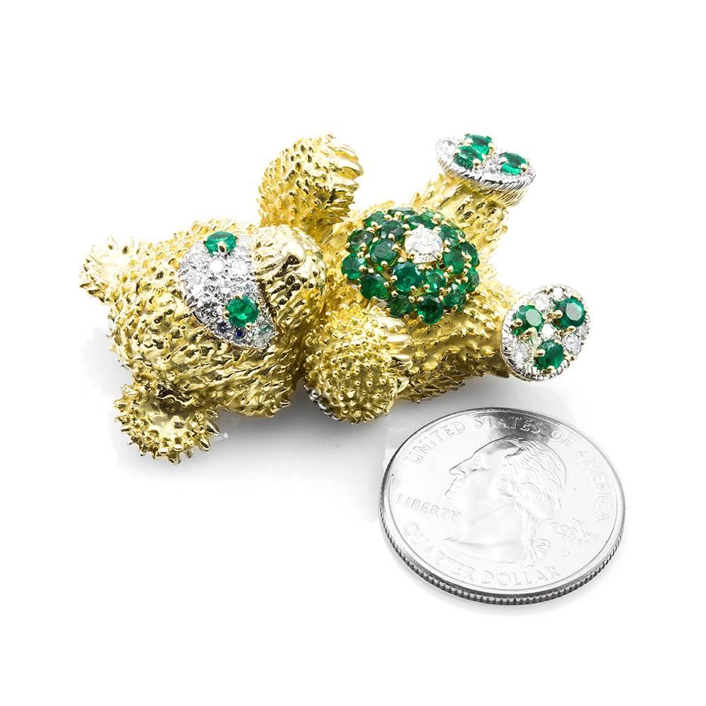 Women's David Webb Commissioned Pavé Emerald and Diamond Gold Bear Brooch For Sale
