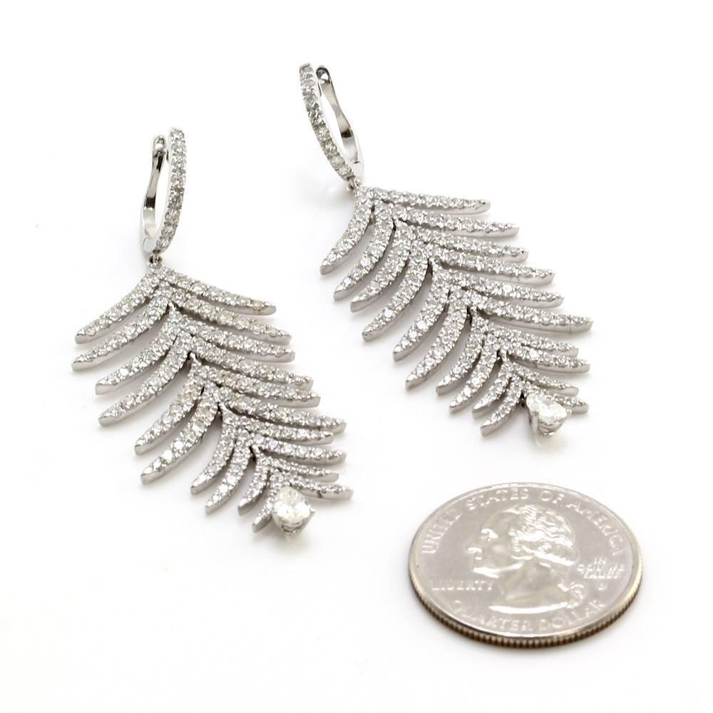 Pavé Diamond and Gold Feather Dangle Earrings In Excellent Condition For Sale In Scottsdale, AZ