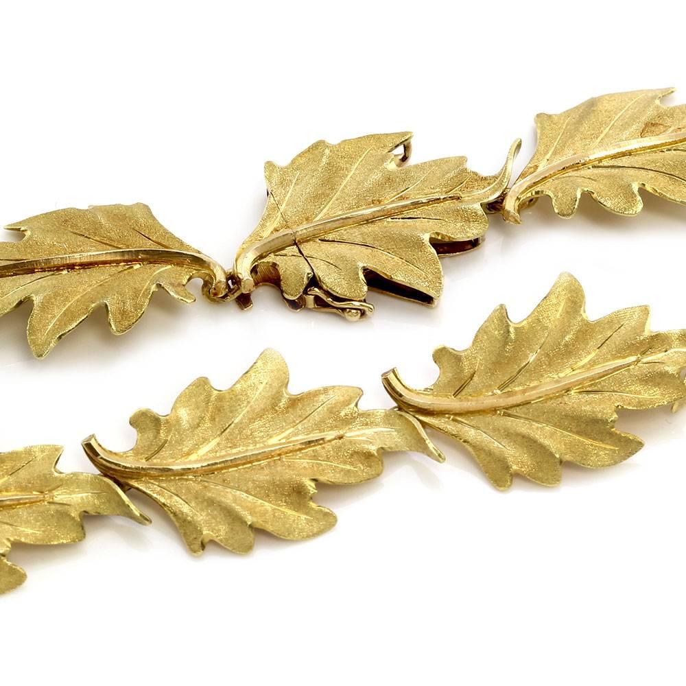 Buccellati 1st edition oak leaf necklace in 18K yellow gold. This necklace is 17.0mm wide and 17.5 inches, complete with fancy hidden push button clasp and safety. The total weight of this necklace is 53.3g/ 34.3dwt.

Size: 17.5"

Hallmark: