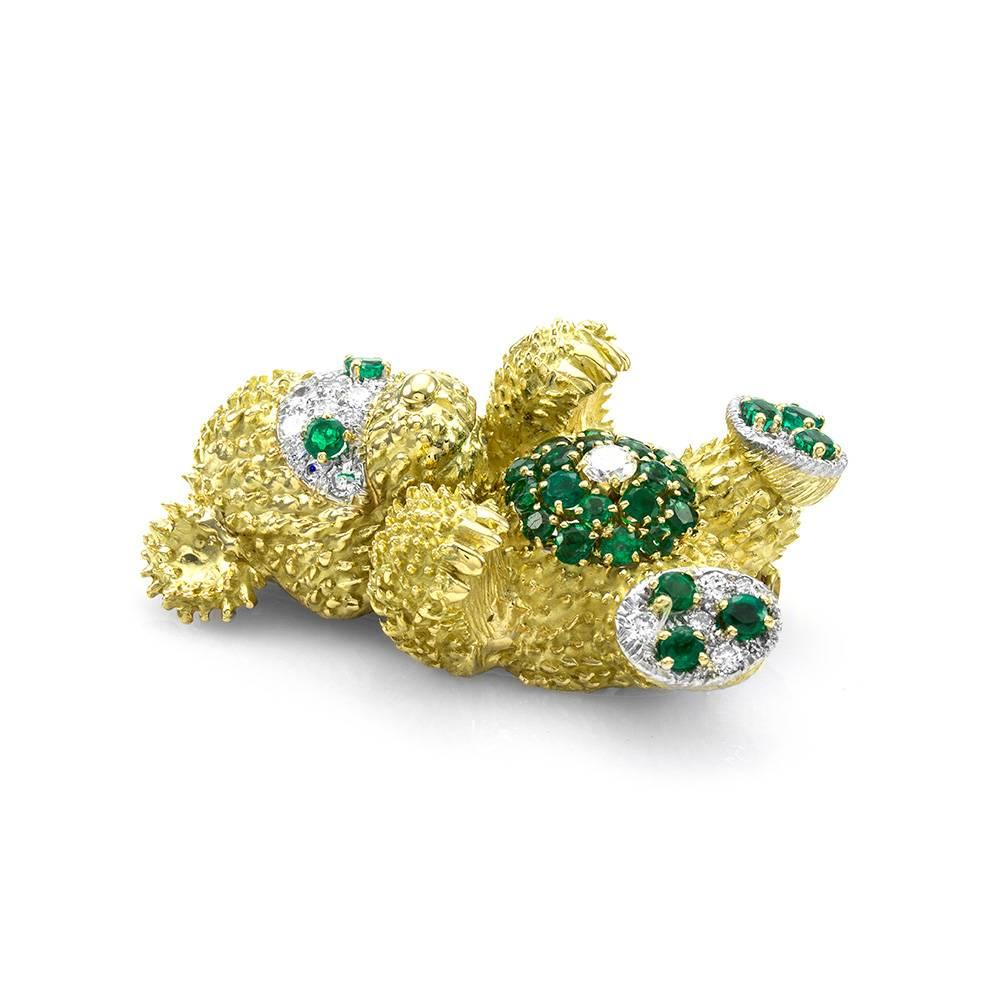 David Webb custom, special order, emerald and pavé diamond teddy bear pin in mixed texture 18K gold/ platinum. There are twenty-seven round faceted emeralds (2.86ctw) and twenty-seven round brilliant cut diamonds (1.51ctw) with a color of E-F and a