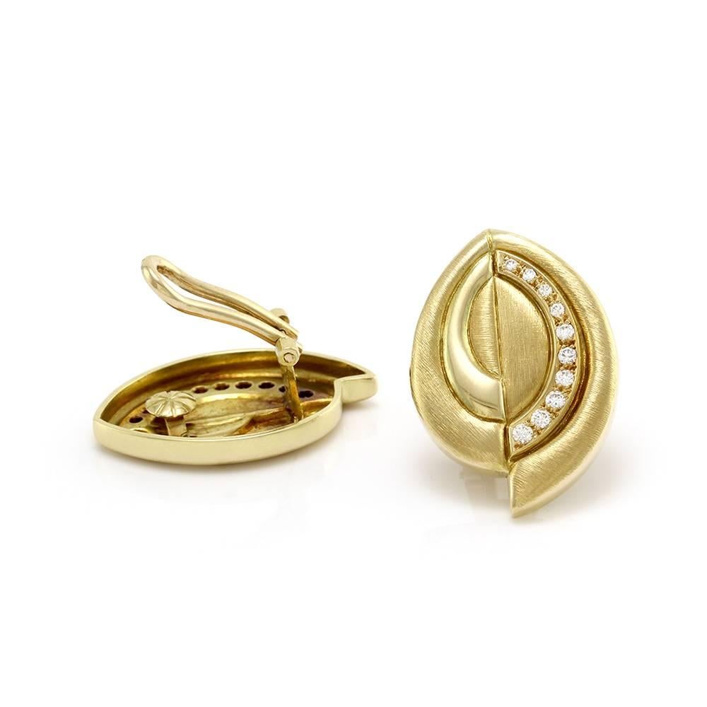 Burle Marx modernist pavé diamond clip-on earrings set in 18K yellow gold. There are twenty-eight round brilliant cut diamonds (0.85ctw) with a color of G-H and a clarity of VS. The diamonds are bead set in 18K yellow gold, with both brushed and