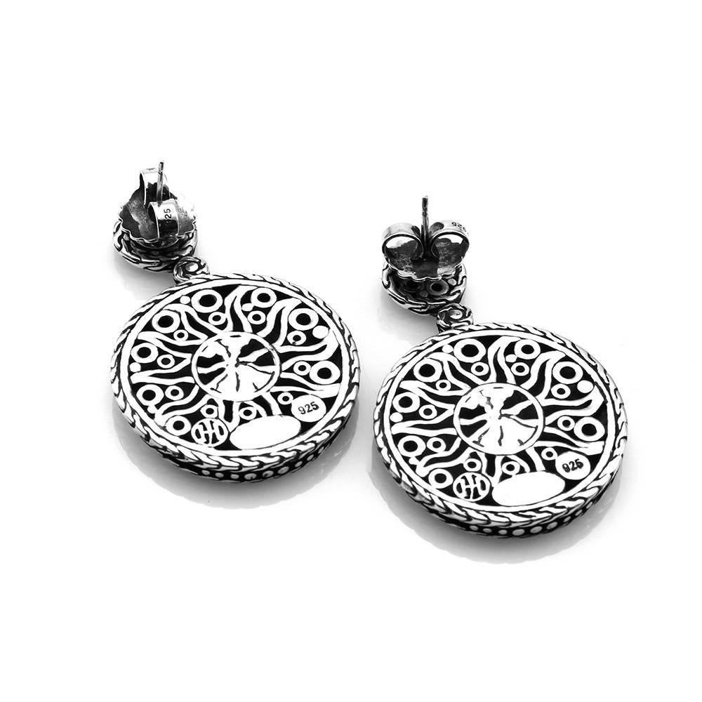 John Hardy Nuansa Dot Disc Ohrringe aus Sterlingsilber. Diese Ohrringe haben Monster-Schmetterlingsrückseiten. Jeder Ohrring misst 43,2 mm x 28,7 mm, das Gesamtgewicht des Paares beträgt 24,0 g/15,4 kg.

Punze/Herstellermarke: JH