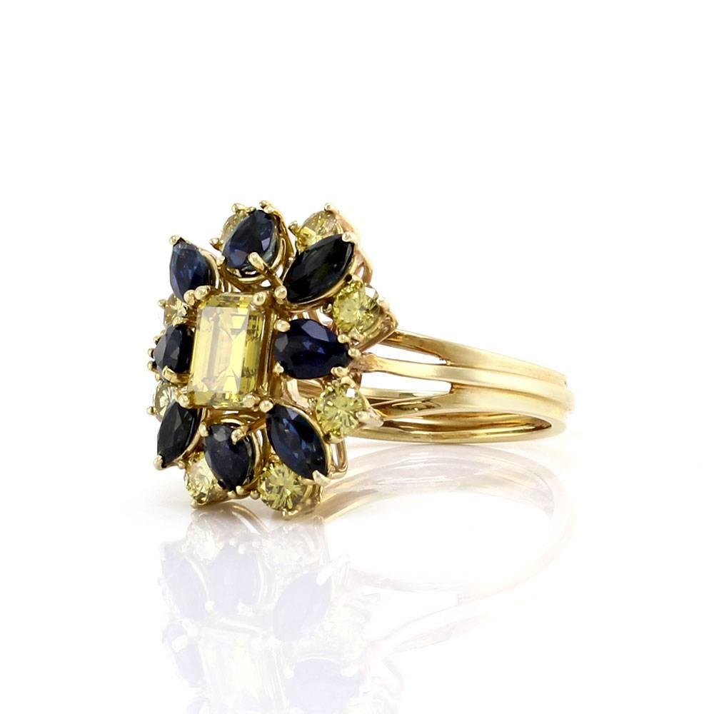 Blue Sapphire Yellow Diamond Gold cluster Ring  In Excellent Condition For Sale In Scottsdale, AZ