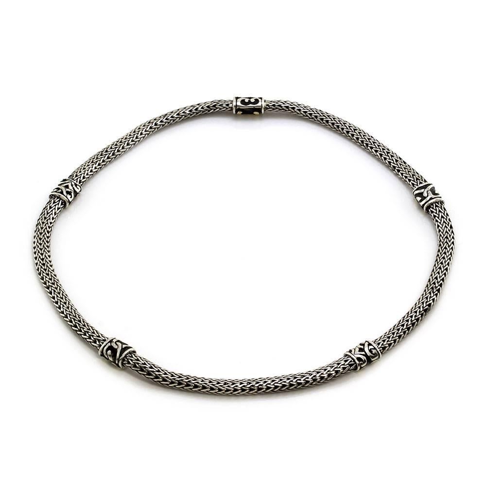 John Hardy fleur de lis station necklace in sterling silver and 18K yellow gold. This necklace is 6.3mm wide and 18.25 inches long with a push button clasp. The total weight of this necklace is 65.6g/ 42.2dwt.

Hallmark: JH 925 18K

Retail Appraisal