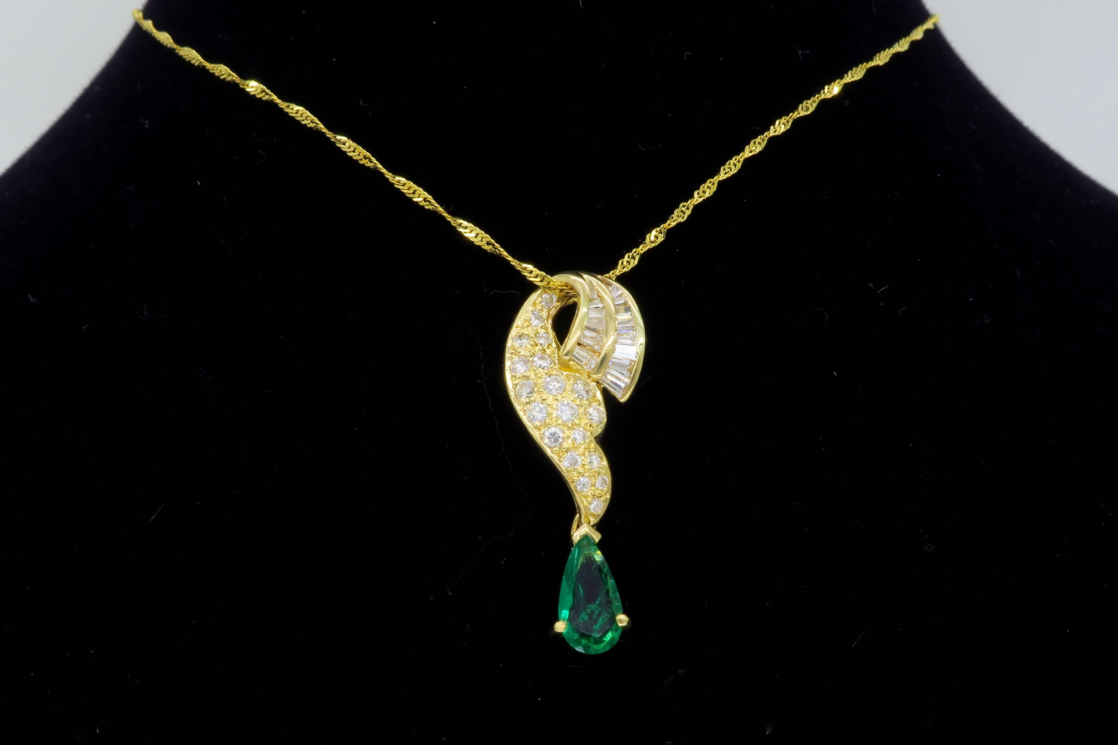 18 Karat Gold Diamond and Emerald Drop Necklace In Excellent Condition In Webster, NY
