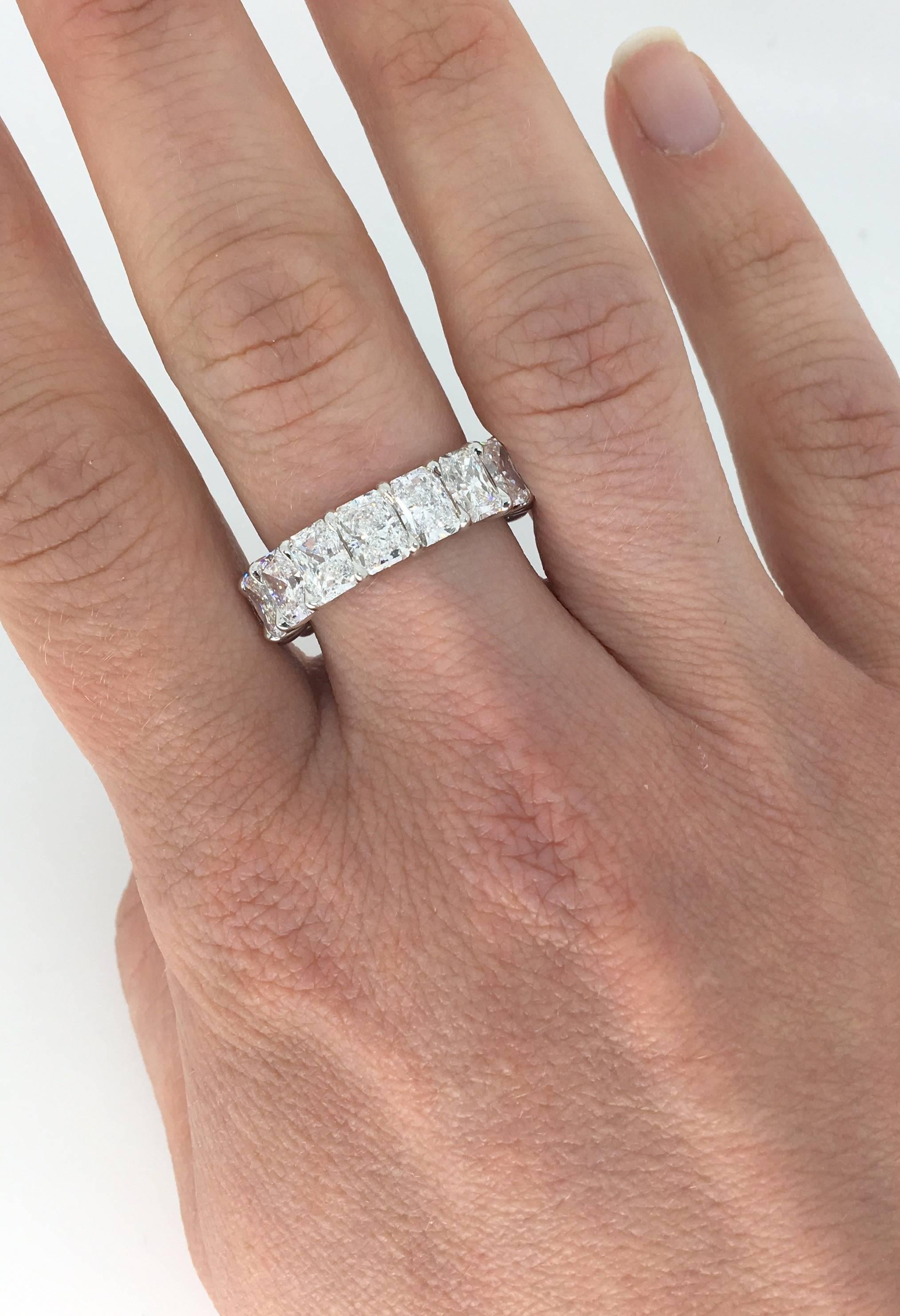Authentique anneau éternel en diamant commandé spécialement par Harry Winston et issu de la collection Rock Band Ring. La bague comporte 17 diamants taille Radiant, tous de couleur D-F et de pureté VS1-2, pour un total d'environ 9,35ctw. Tous les