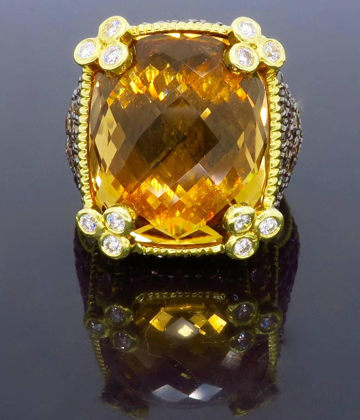 Der Judith Ripka Monaco Ring besteht aus einem 17::5 mm x 15 mm großen Champagnerquarz und 86 Diamanten im Brillantschliff. Die Diamanten haben eine schöne Schokoladenfarbe und eine Reinheit von SI bis I. Das Gesamtgewicht der Diamanten beträgt ca.