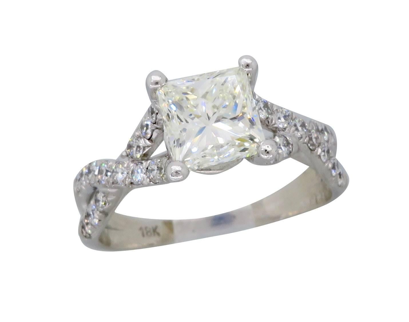18 Karat Verragio Princess Cut Diamond Engagement Ring In Excellent Condition In Webster, NY