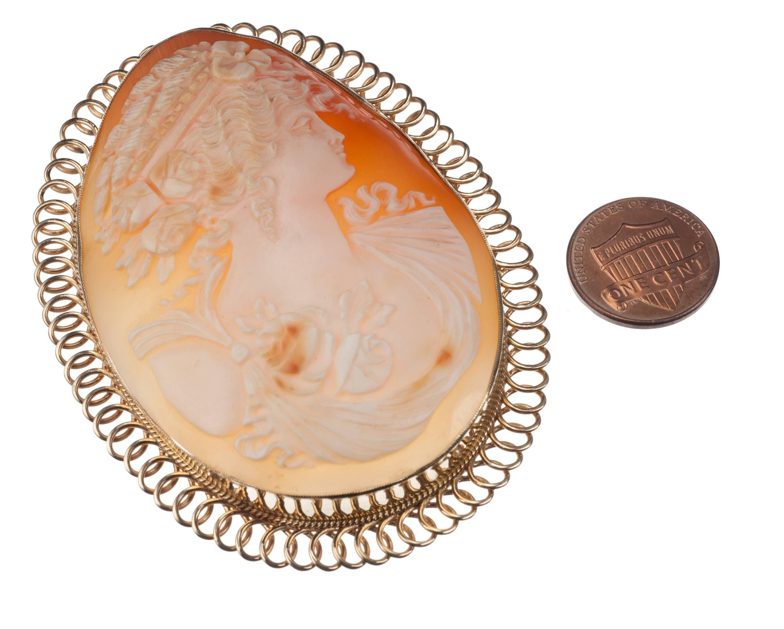 Women's Shell Cameo in 14-Karat Yellow Gold For Sale