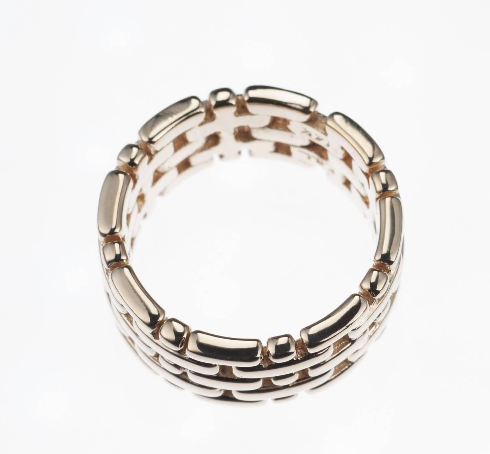 Designed to resemble 5 rows of interlocking links, this 14-karat yellow gold band’s design is universal enough to appeal to both glamourous women and savvy men searching for an eye-catching accessory. Size 6. Measures approx. 0.5” wide.