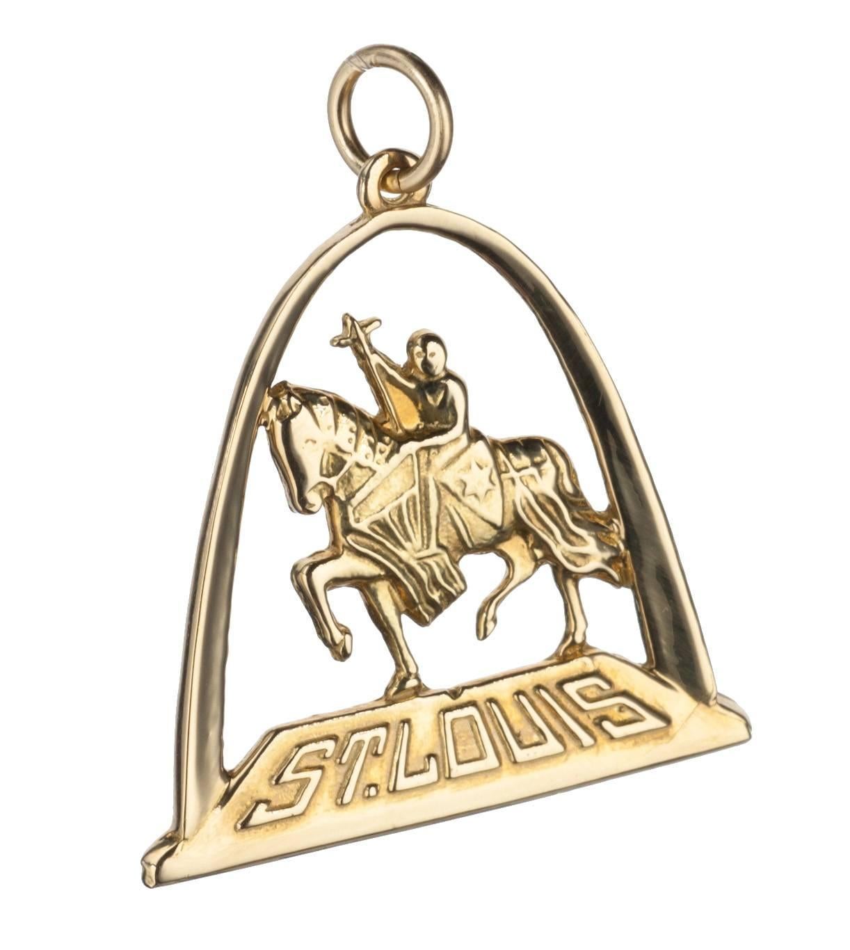 Modelled after the ‘Apotheosis of St. Louis’ statue located in front of the St. Louis Art Museum, a charm in 18-karat yellow gold featuring the figure of Saint Louis posing under the Gateway Arch. Jump ring included. Measures approx. 1.25” long by