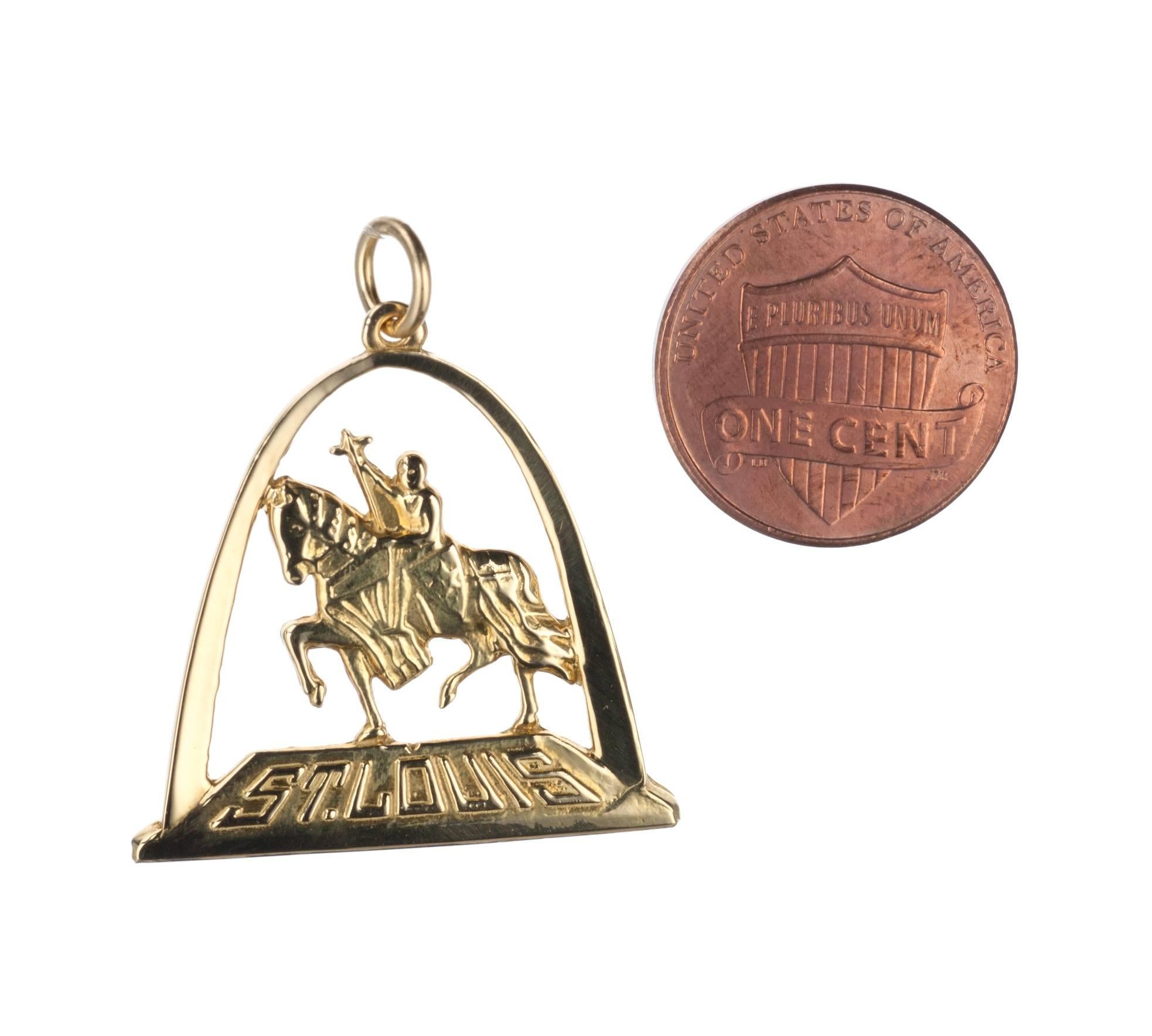 St. Louis Arch Charm in 18 Karat Yellow Gold In Excellent Condition For Sale In Saint Louis, MO