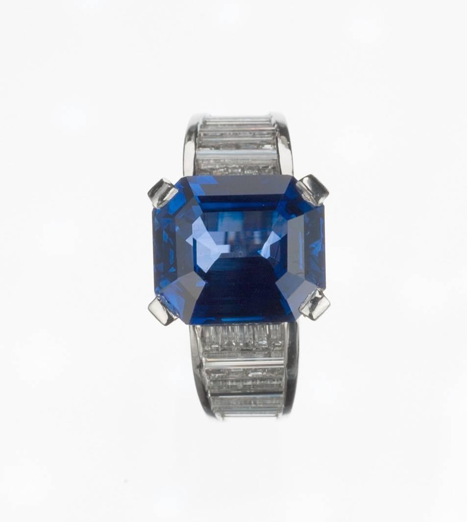 Sapphire and Diamond Platinum Ring In Excellent Condition For Sale In Saint Louis, MO