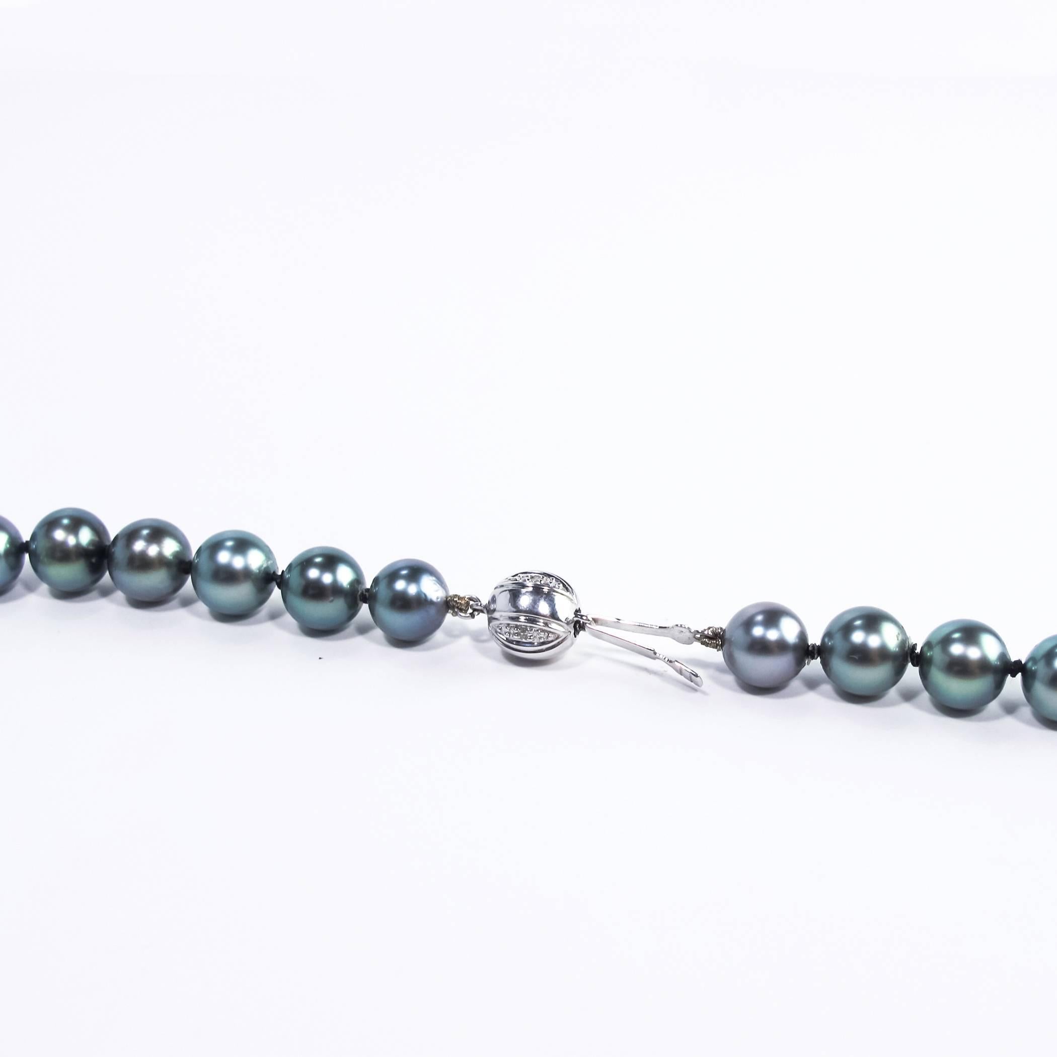 Tahitian Black Pearls with Diamond and Gold Clasp For Sale 4