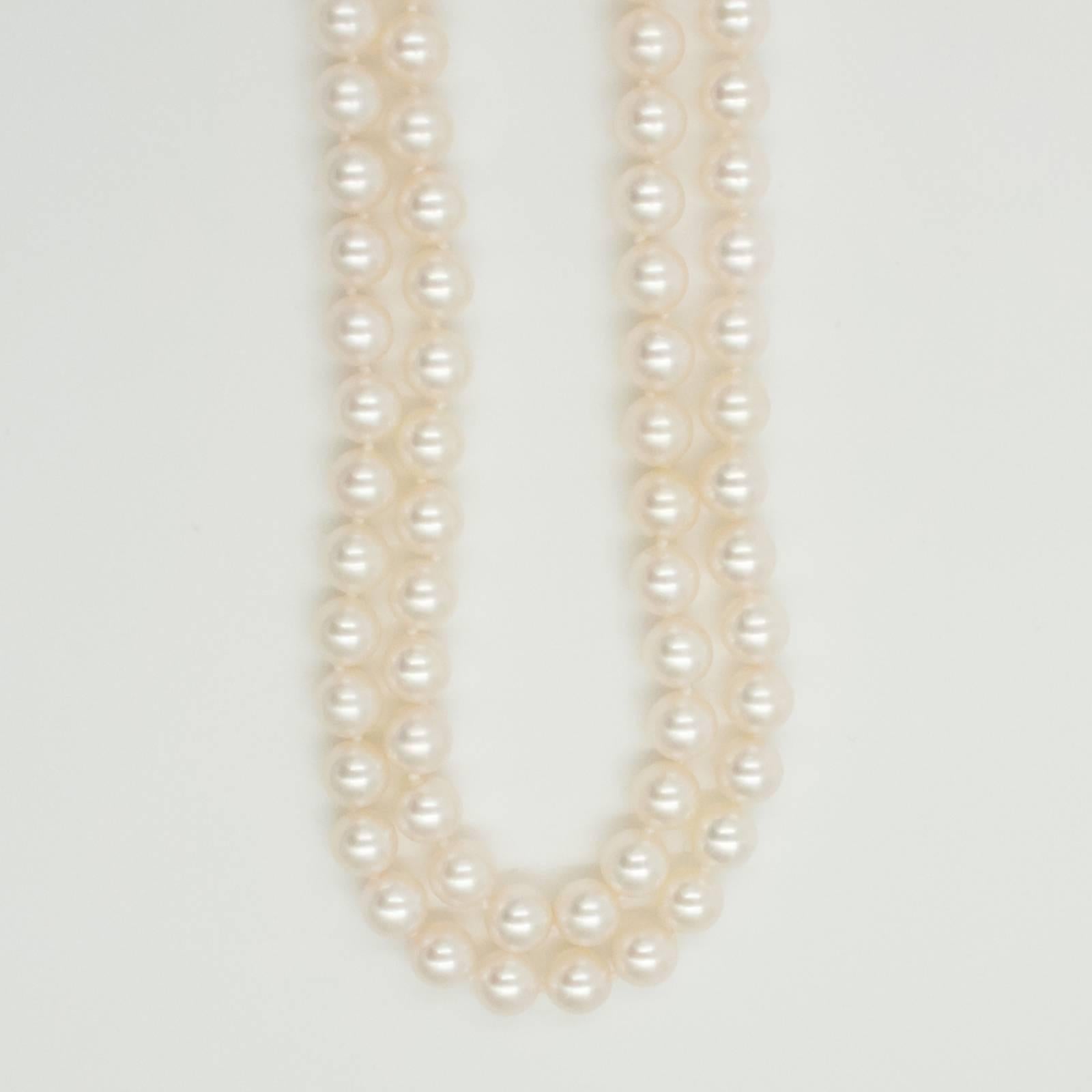 Double Strand Fine Japanese Akoya Cultured Pearls  In Excellent Condition For Sale In Toronto, Ontario