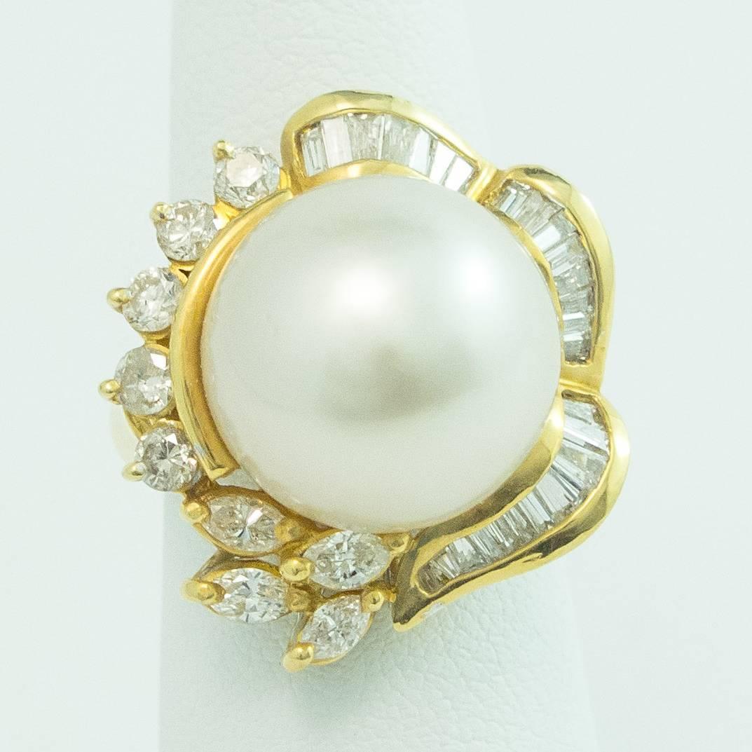 South Sea White Pearl and Diamond 18 Karat Yellow Gold Ring In Excellent Condition For Sale In Toronto, Ontario