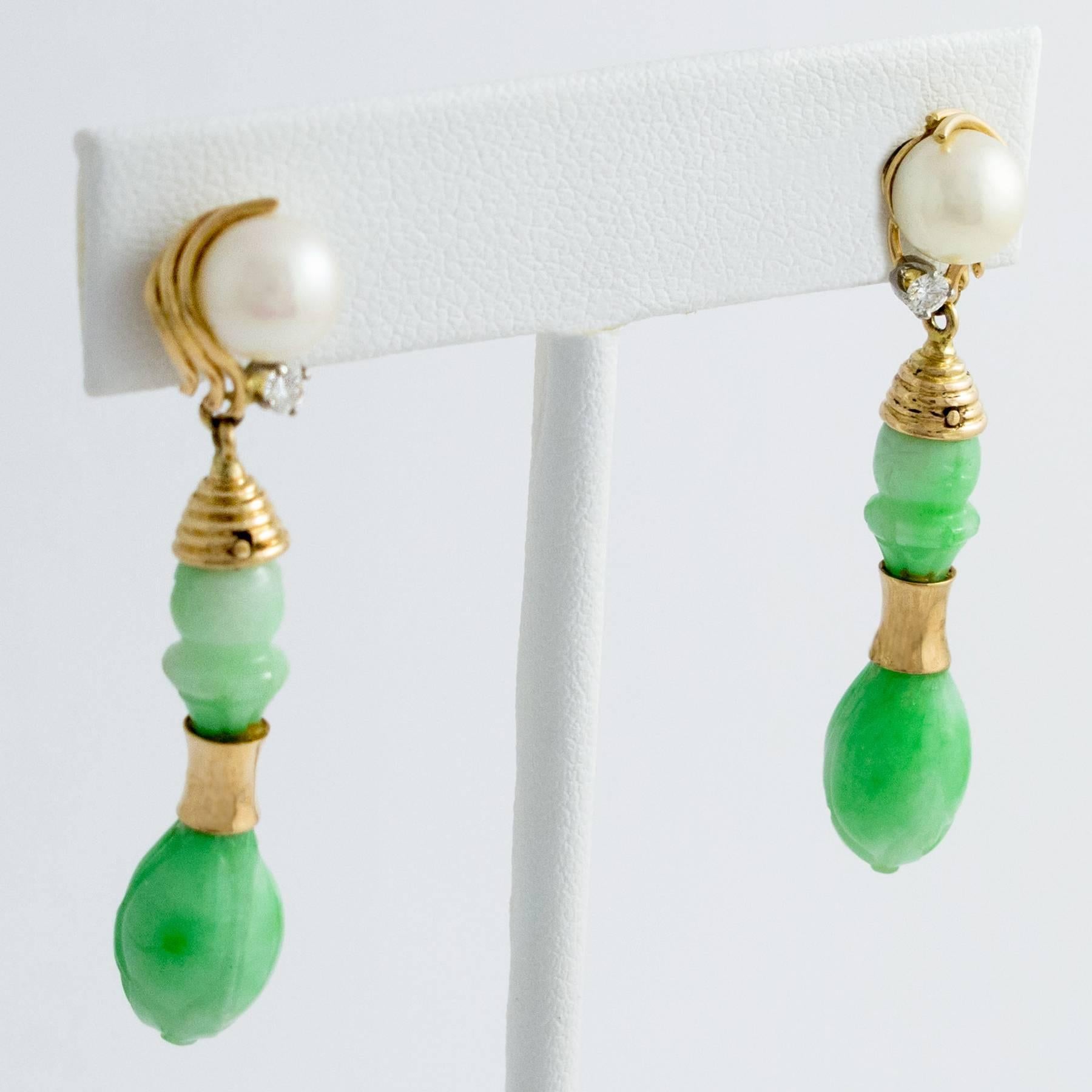 Carved Jade and Pearl Drop Earrings with diamonds in yellow gold In Excellent Condition In Toronto, Ontario