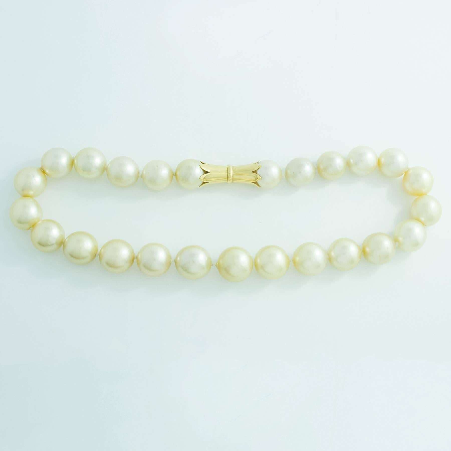 South Sea Pearls Yellow Gold Clasp Necklace In Excellent Condition For Sale In Toronto, Ontario