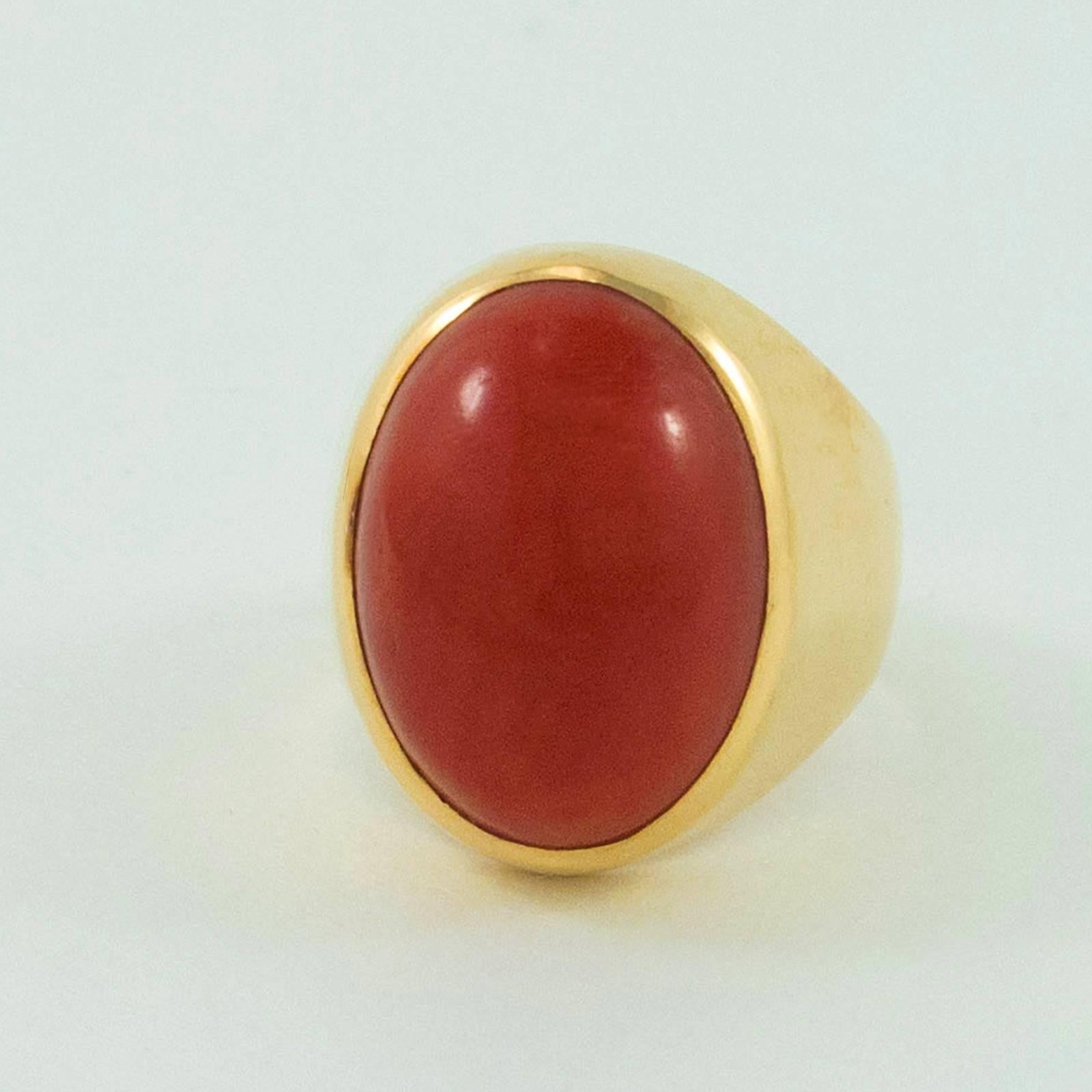 Large Cabochon Sardinian Red Coral Gold Ring In Excellent Condition In Toronto, Ontario