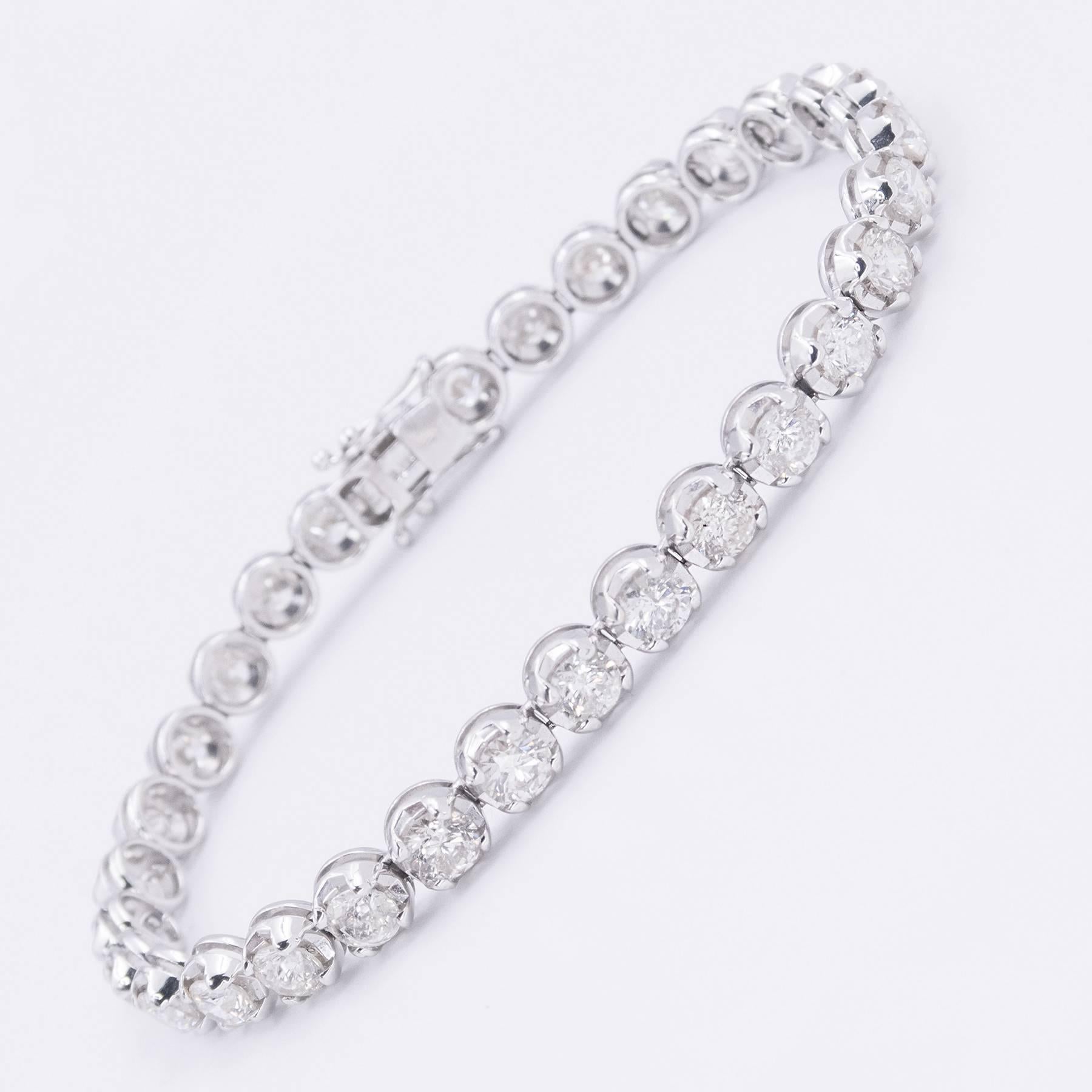 Fabulous 10.26 Carat Diamond Tennis Bracelet Set in 18 Karat White Gold For Sale 1