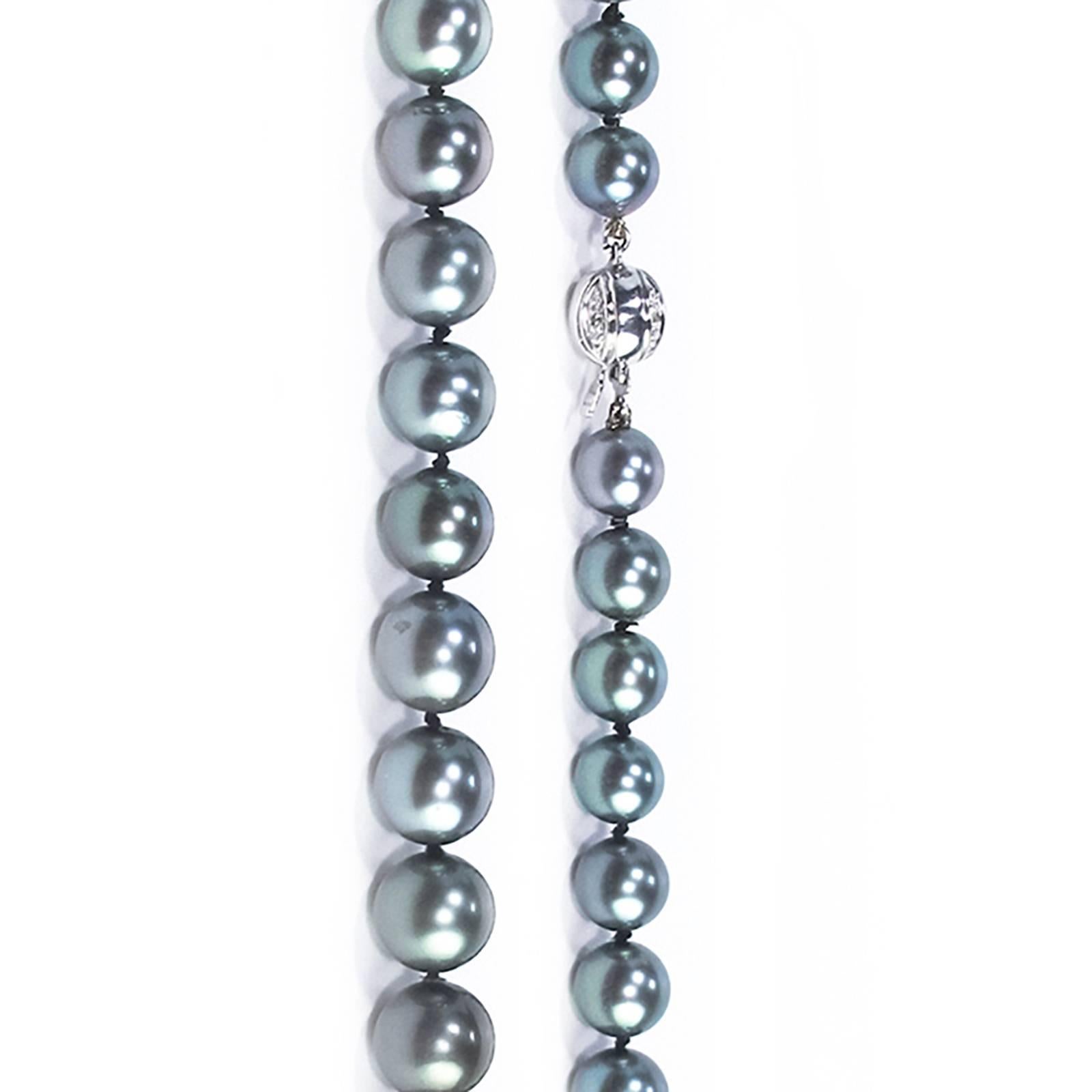 Tahitian Black Pearls with Diamond and Gold Clasp For Sale 2