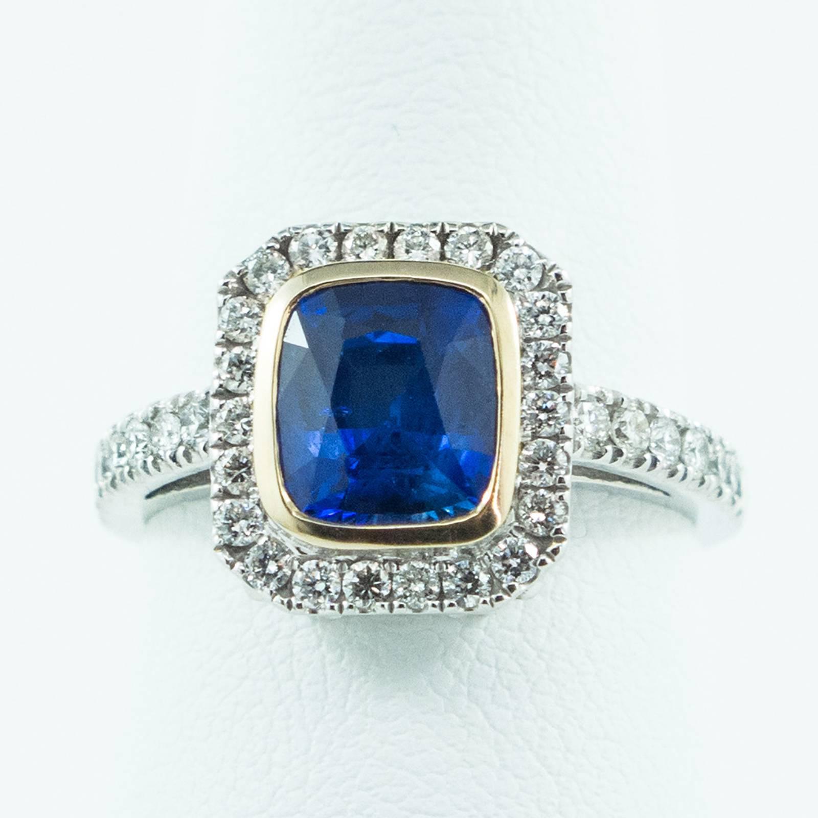 Brilliant Cut Sapphire Diamond and Gold Ring In New Condition For Sale In Toronto, Ontario