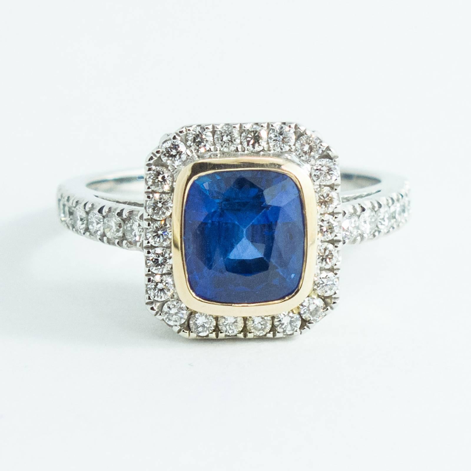 Women's Brilliant Cut Sapphire Diamond and Gold Ring For Sale