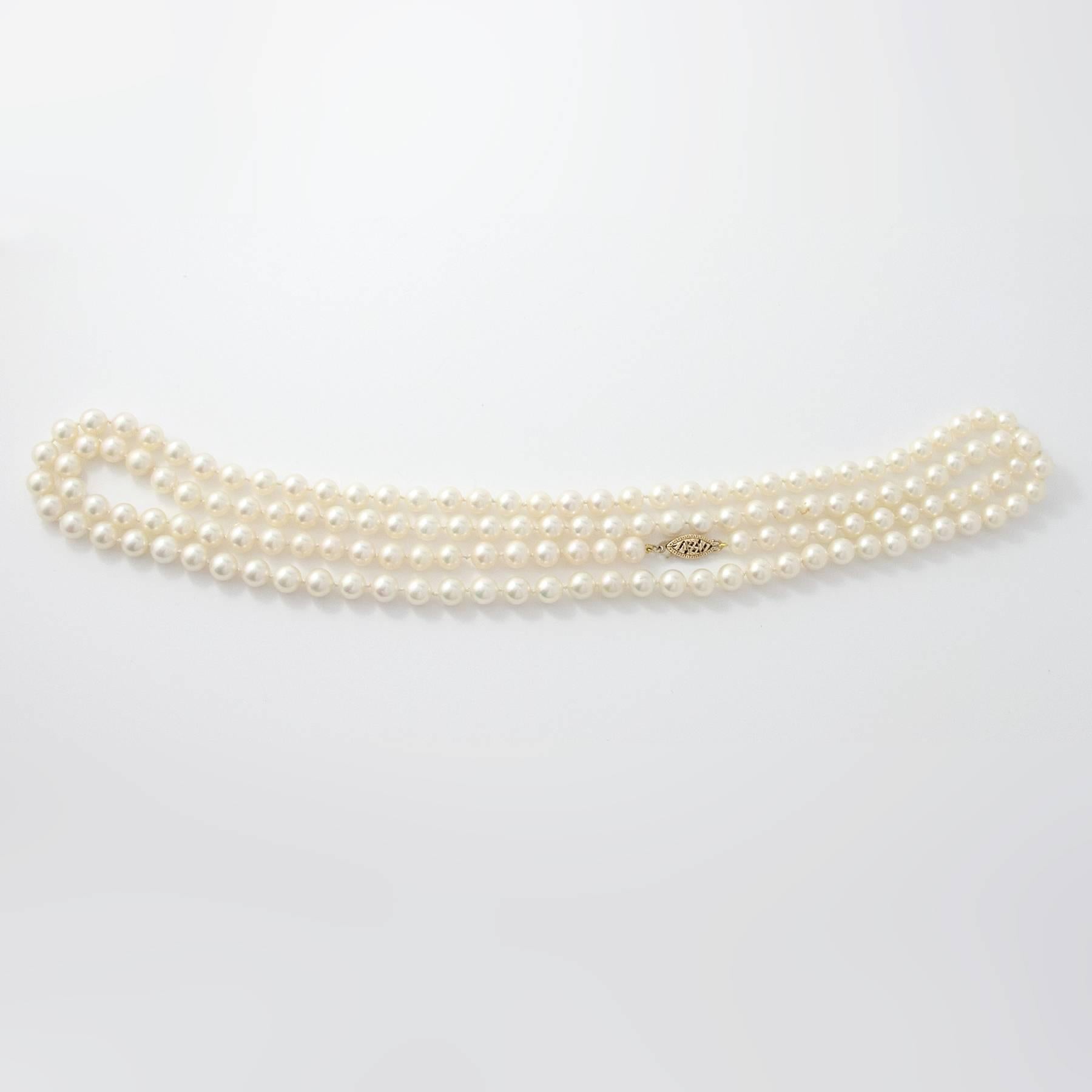 Fine Japanese Akoya Pearl Necklace In Excellent Condition For Sale In Toronto, Ontario