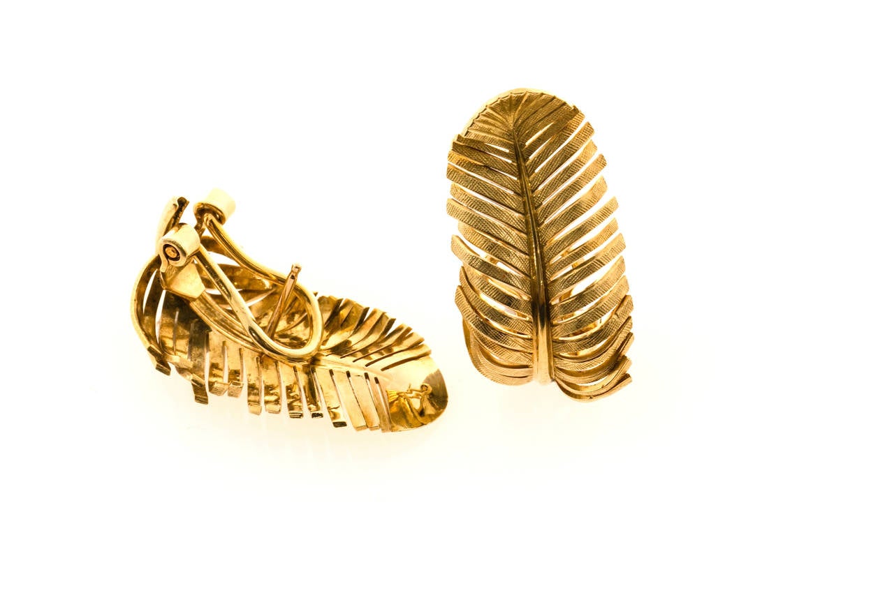 Tiffany & Co. Yellow Gold Feather Earrings In Good Condition In Stamford, CT