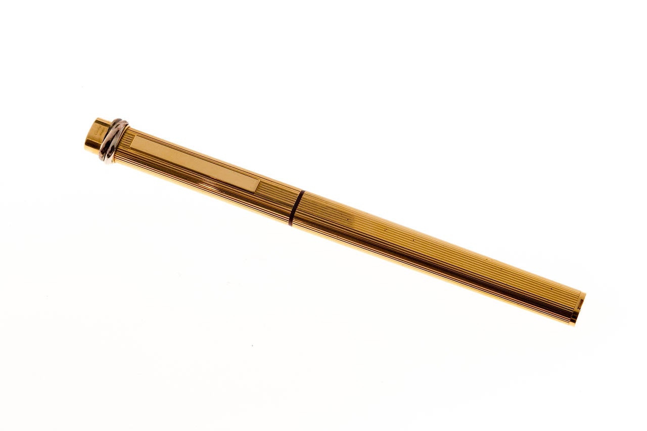 Authentique stylo feutre Cartier avec un clip chemise et une bande tricolore sur le dessus. 

Longueur : 5 ½ pouces
Largeur : 10 x 7mm
Stylo feutre fin:: boîte originale
Estampillé : SOF Pat Cartier Paris Made in France Plaque OA G 032693