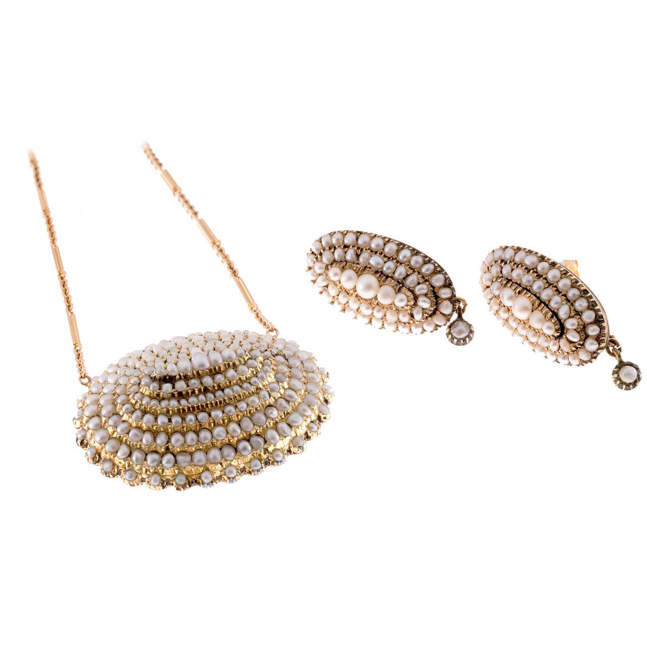 Ensemble collier et boucles d'oreilles en forme de dôme en or et perles naturelles de style victorien ancien