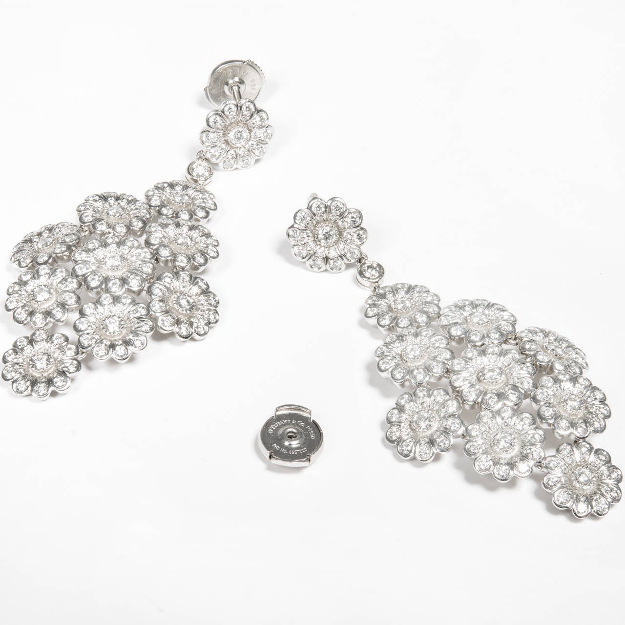 Kronleuchter-Ohrringe von Tiffany & Co. mit 4,15 Karat Diamanten aus Platin im Zustand „Gut“ im Angebot in Stamford, CT