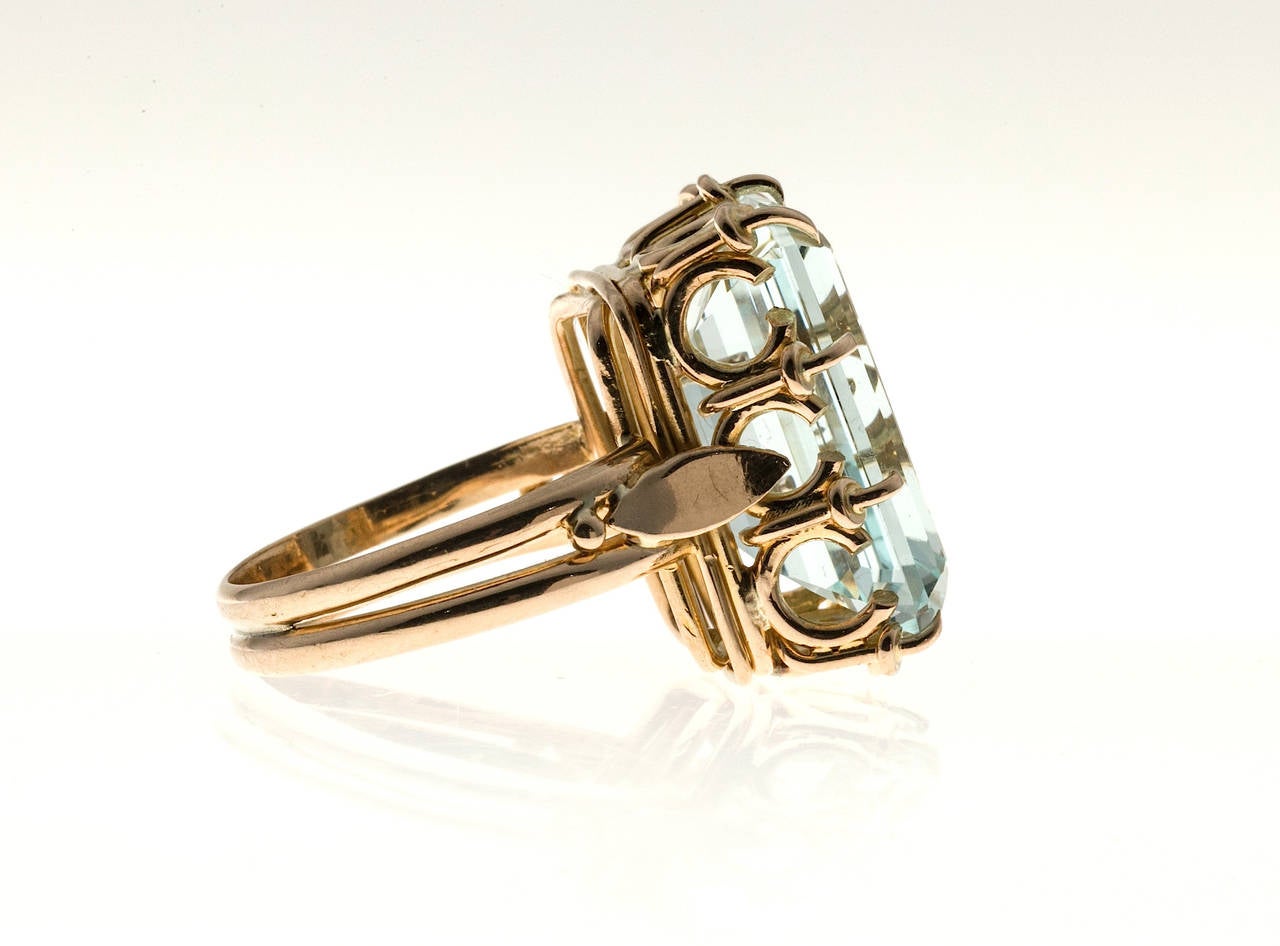 1940s Emerald Cut Aquamarine Gold Ring In Good Condition In Stamford, CT