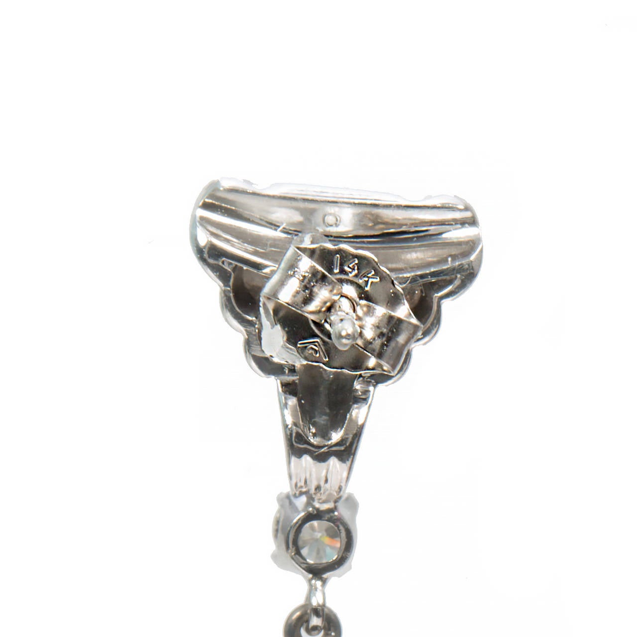 Orecchini pendenti in quarzo fumé e diamanti degli anni '50. Incastonato in oro bianco 14 carati con quarzo fumé briolette da 49,00ct. Accentuato da 6 diamanti taglio rotondo. 

2 Briolette di quarzo naturale fumé 29,95 x 9,98 mm SI Circa 49,00cts
