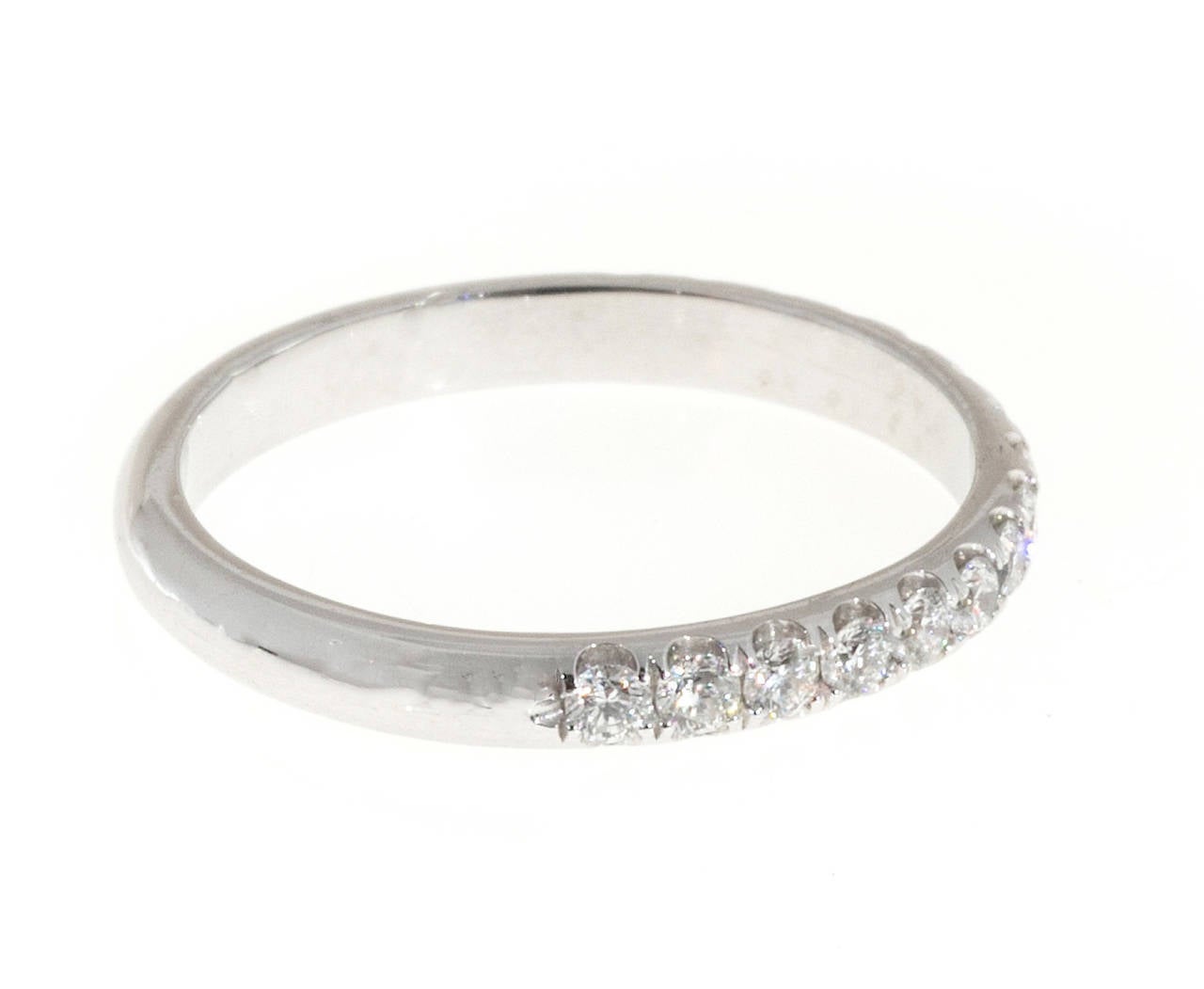 Groove set Platinum band de l'atelier Peter Suchy. Disponible dans n'importe quelle taille de doigt, taille de diamant ou nombre de diamants.

16 diamants idéaux taille brillant F, VS, poids total approx. 0,45 ct
Platine
2.9 grammes
Estampillé