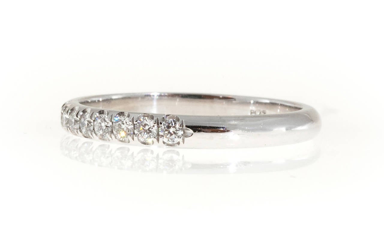 Bague jonc en platine sertie de diamants en forme de rainure Pour femmes en vente