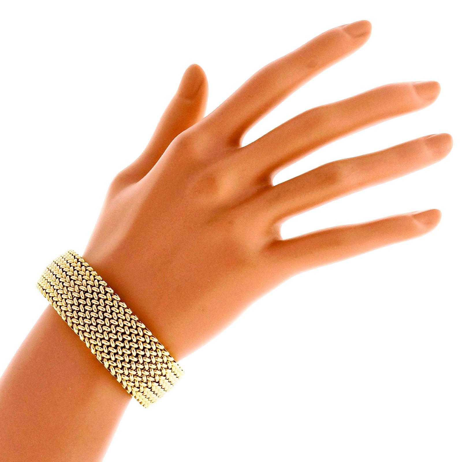 Unoaerre mesh 14k yellow gold mesh bracelet 7.75 inches long.

14k yellow gold
37.7 grams
Width: 7/8 inch
Tested and stamped: 14k
Hallmark: Unoaerre Italy *1 AR
Length: 7.75 inches
Width: 20.24mm
Depth: 3.99mm
