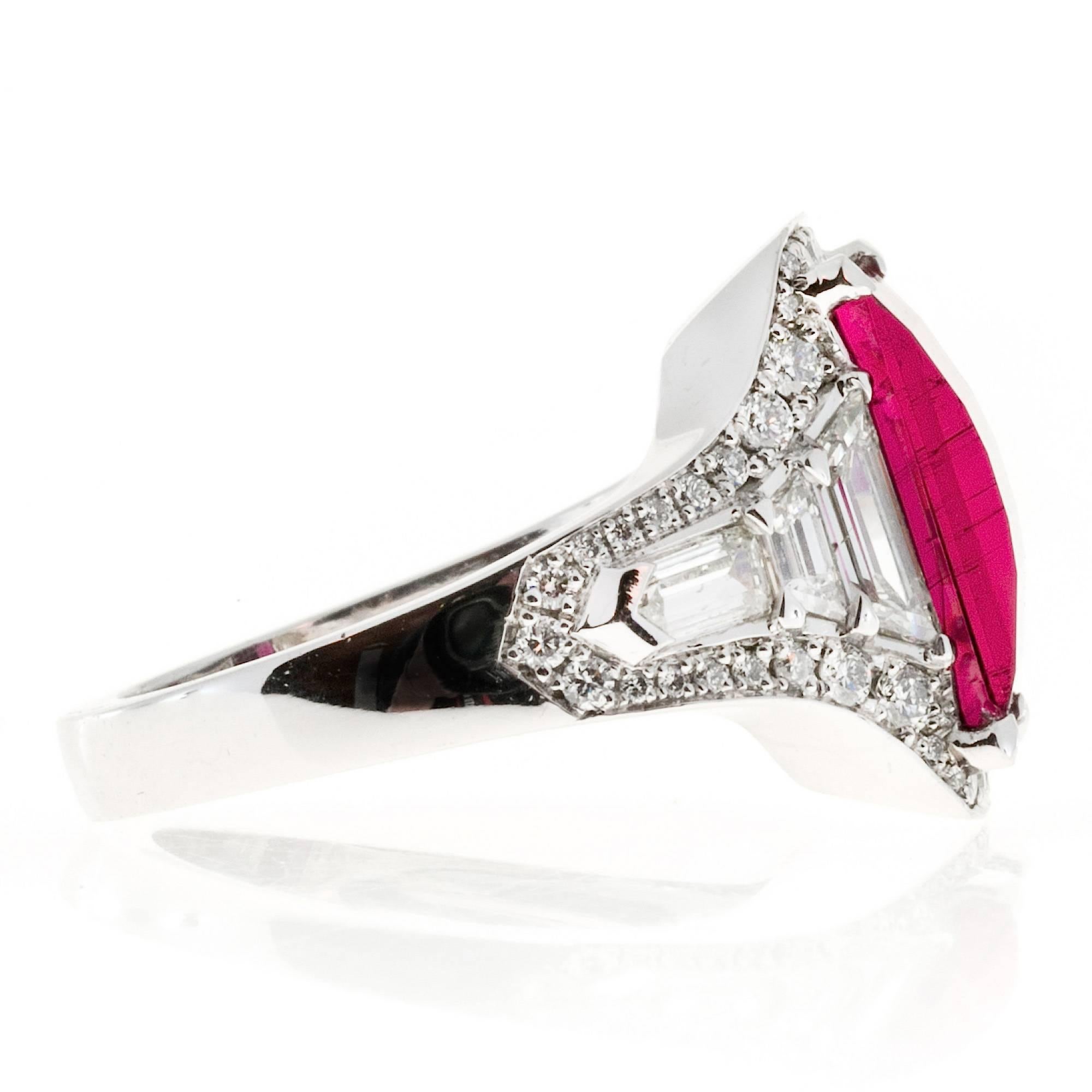 Taille coussin Bague de fiançailles en platine avec rubellite, tourmaline rouge et diamant en vente