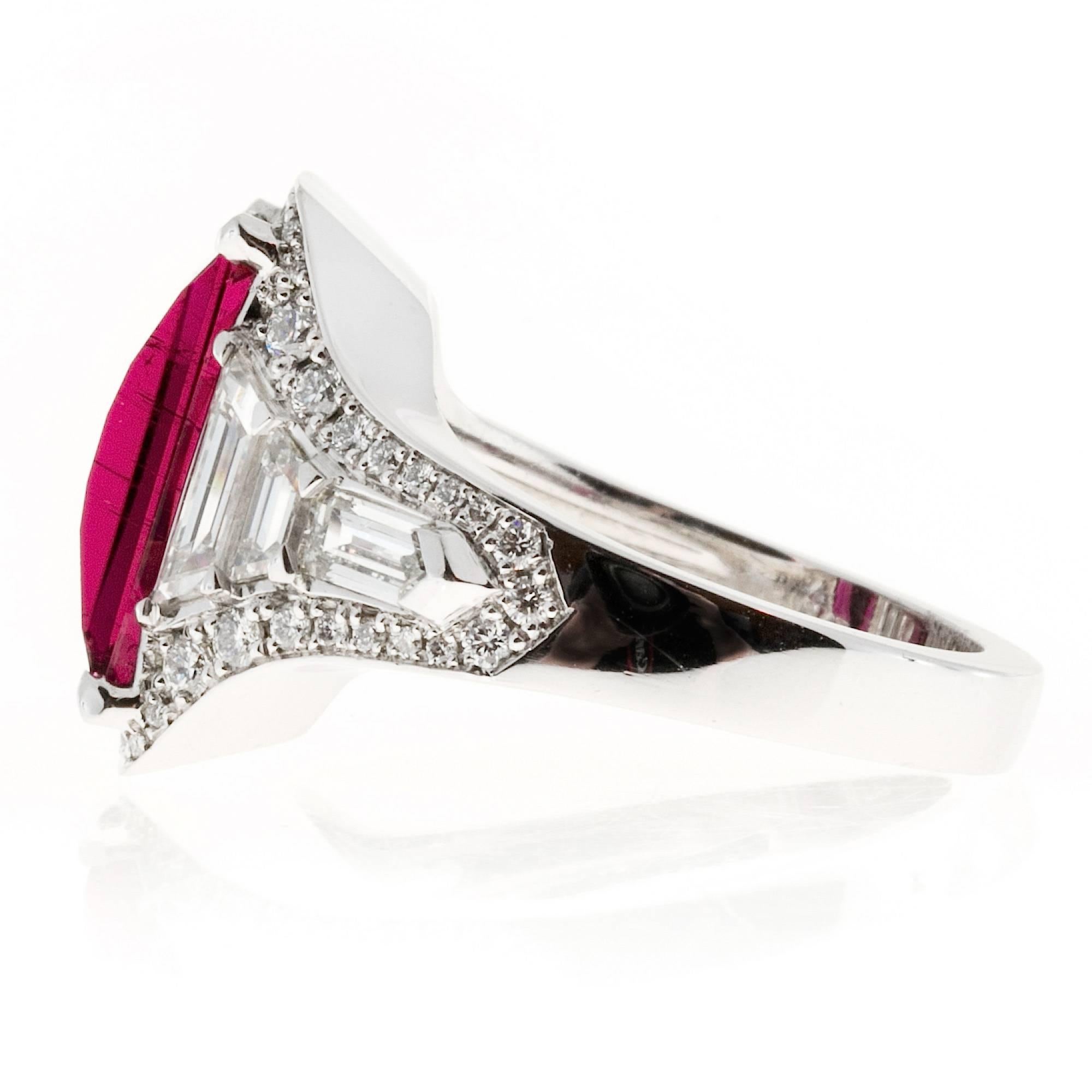 Bague de fiançailles en platine avec rubellite, tourmaline rouge et diamant Pour femmes en vente