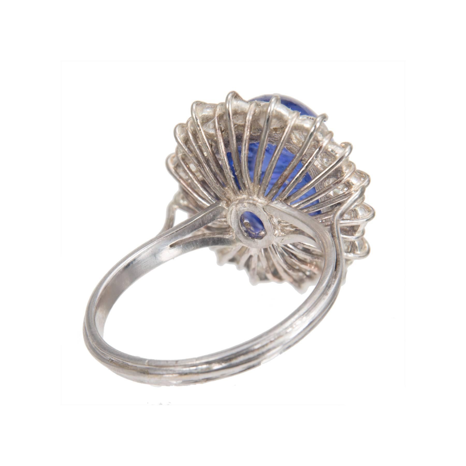 Bague de fiançailles en or avec tanzanite cabochon de 9,75 carats et halo de diamants Bon état - En vente à Stamford, CT