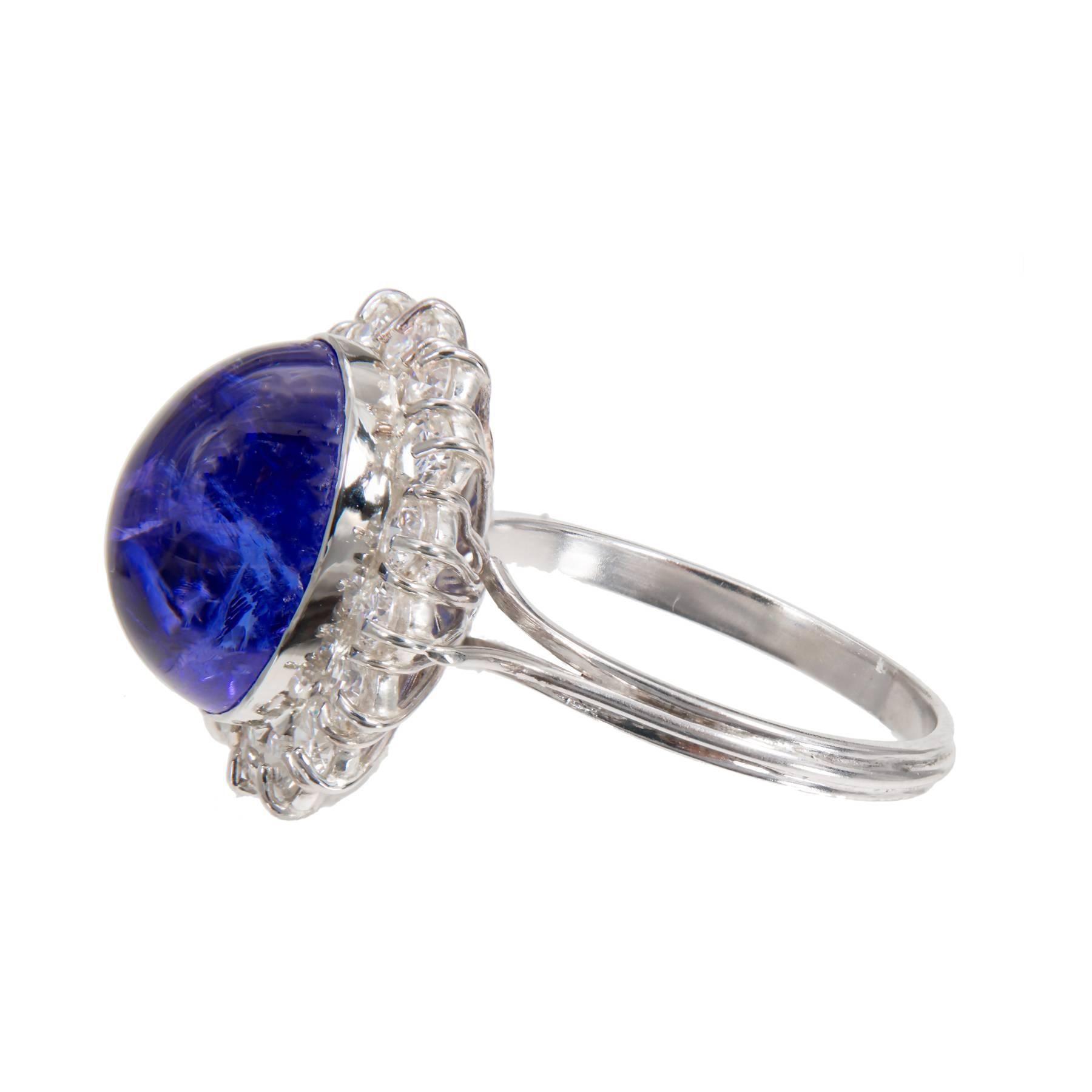 Bague de fiançailles en or avec tanzanite cabochon de 9,75 carats et halo de diamants Pour femmes en vente