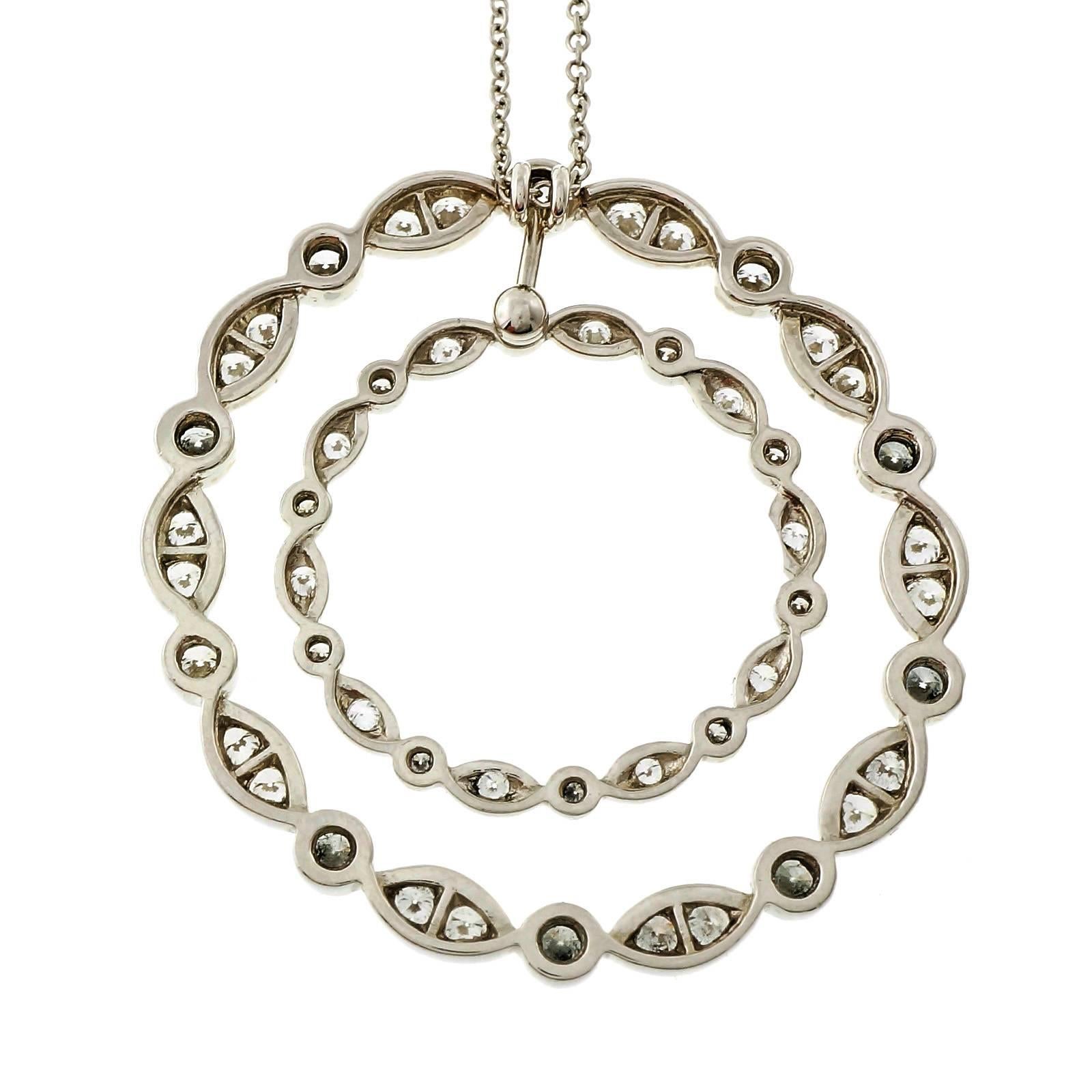 Authentische Tiffany & Co. große Größe Swing Kreis Platin Diamant-Anhänger. 

10 runde Diamanten:: ca. Gesamtgewicht .40cts
20 runde Diamanten:: ca. Gesamtgewicht .40cts
10 runde Diamanten:: ca. Gesamtgewicht .10cts
10 runde Diamanten¸ ca.