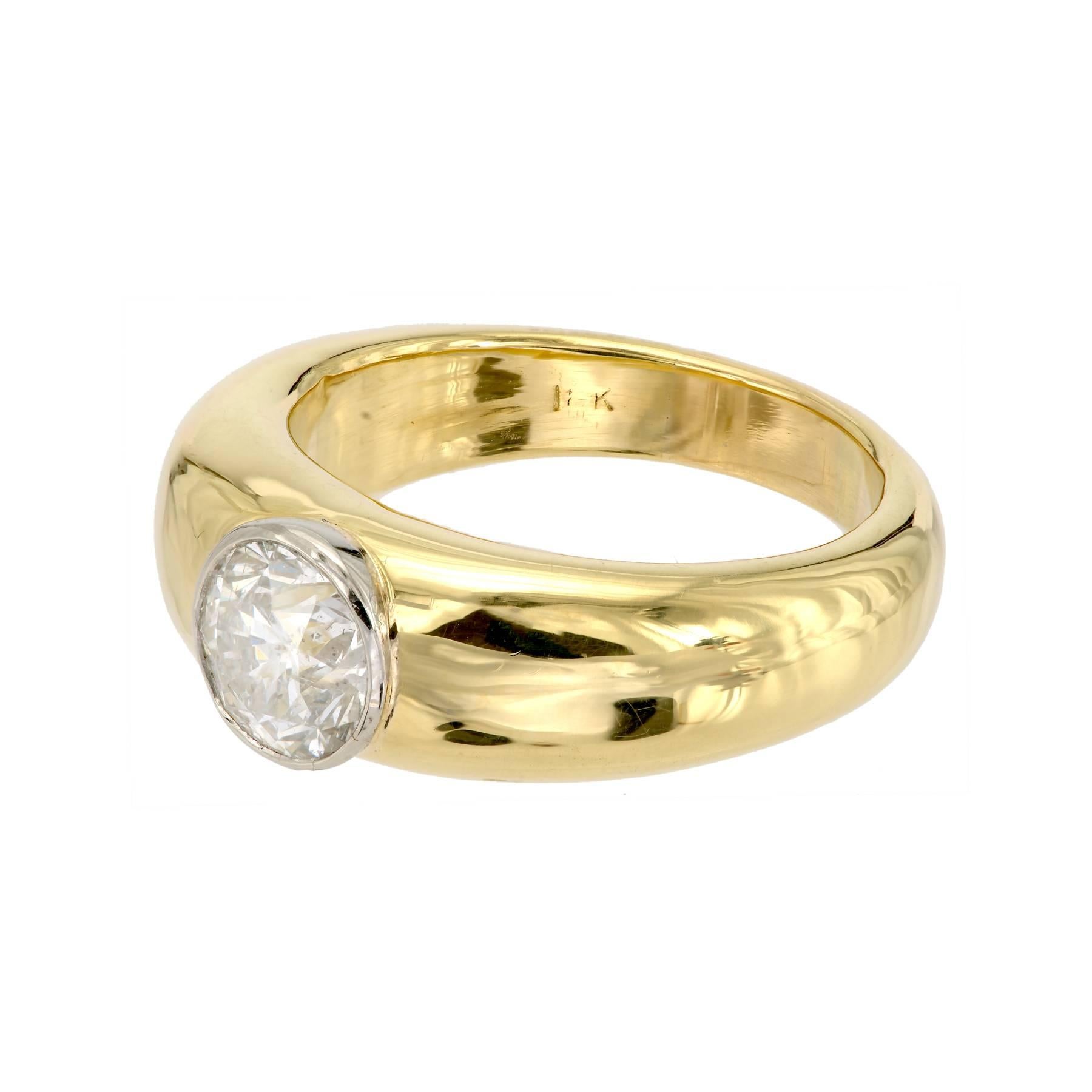 Transitional European cut diamond circa 1920 in einem handgefertigten schweren massiven 18k Gelbgold Herrenring mit einer Platinlünette. Ausgebohrt unter Diamant für Reinigung und Licht.  Erhöhte Krone und kleiner Tisch. Geeignet für einen Herren-