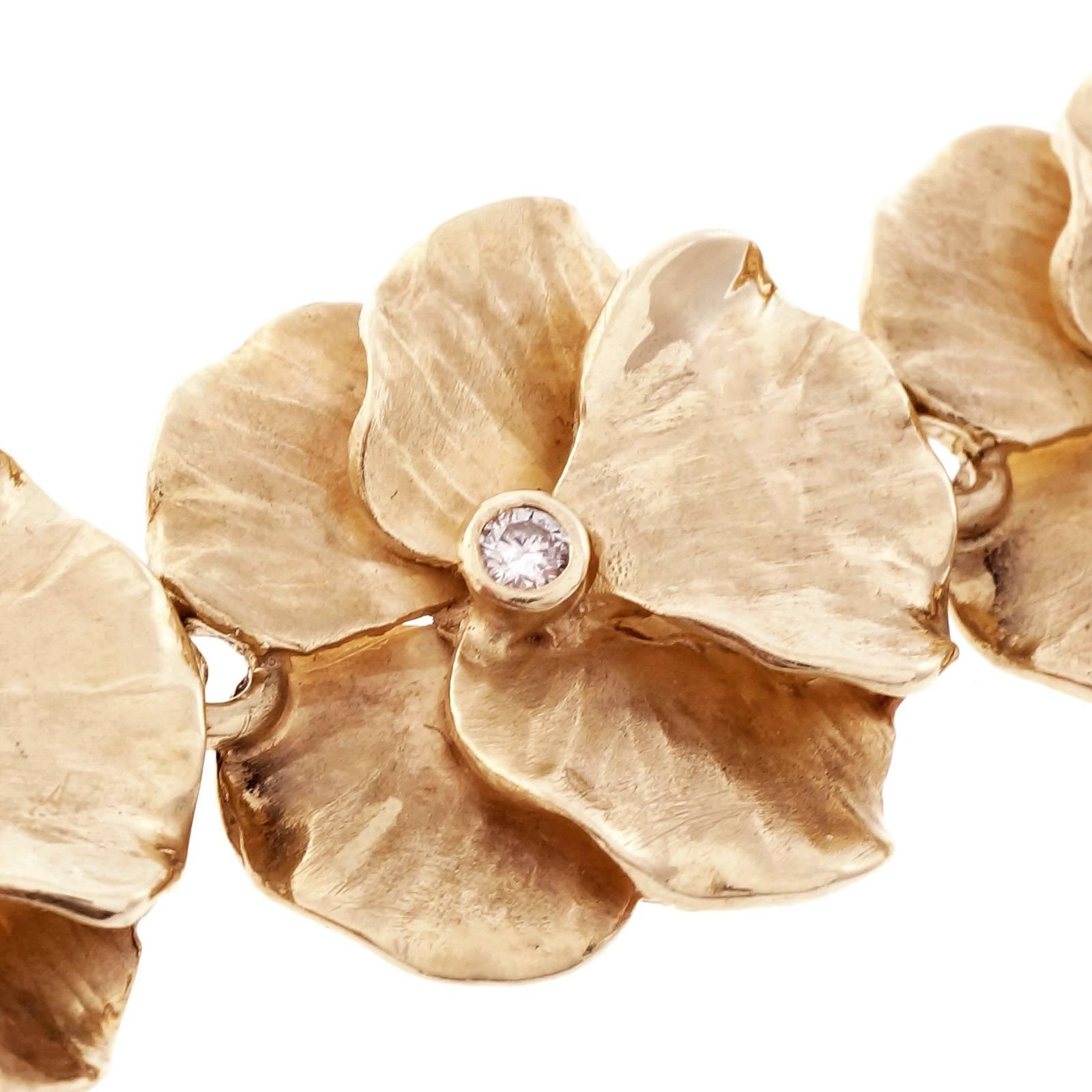 Diamond Gold Textured Flower Petal Link Bracelet In Good Condition In Stamford, CT