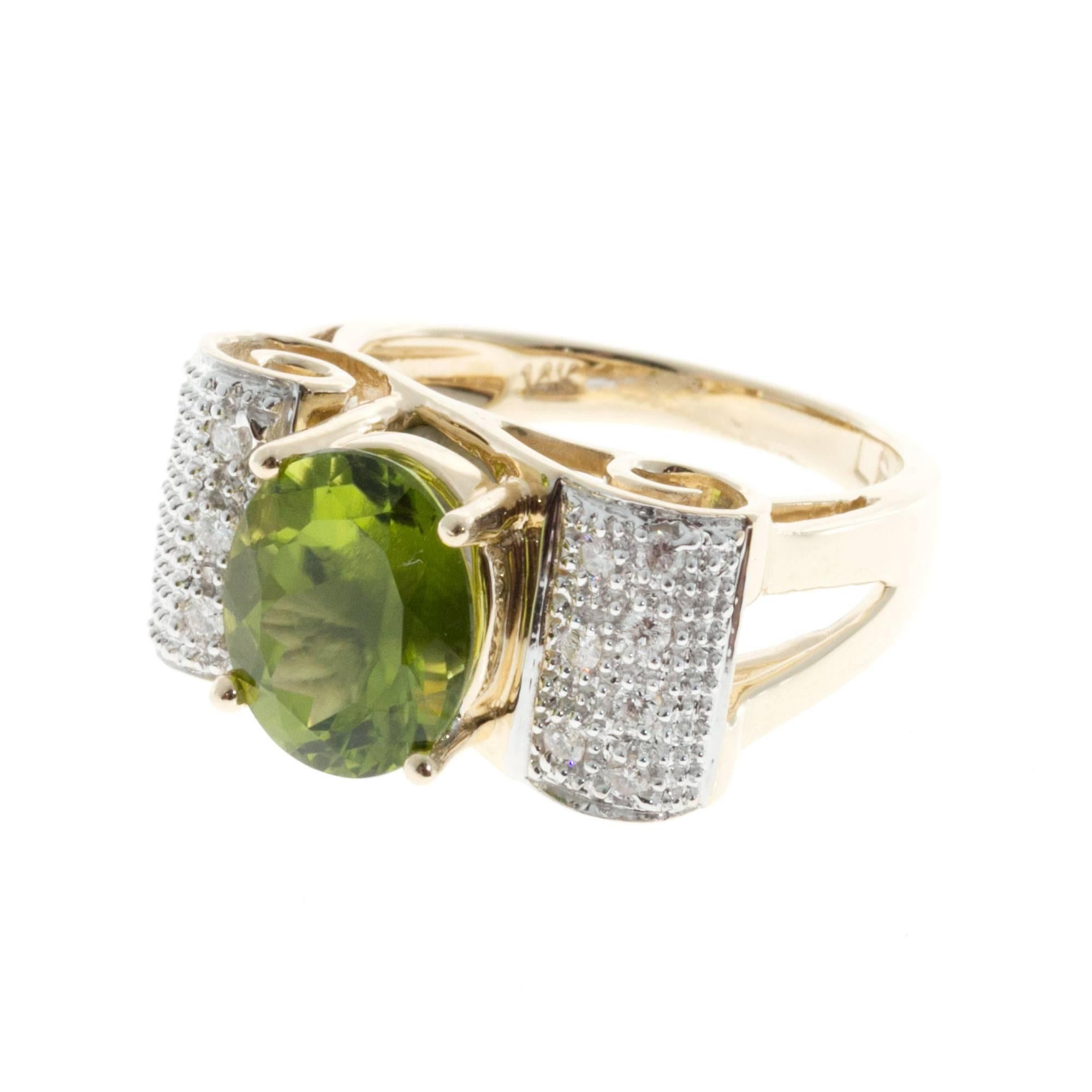 Oval Peridot Diamond Swirl Gold Ring In Good Condition For Sale In Stamford, CT