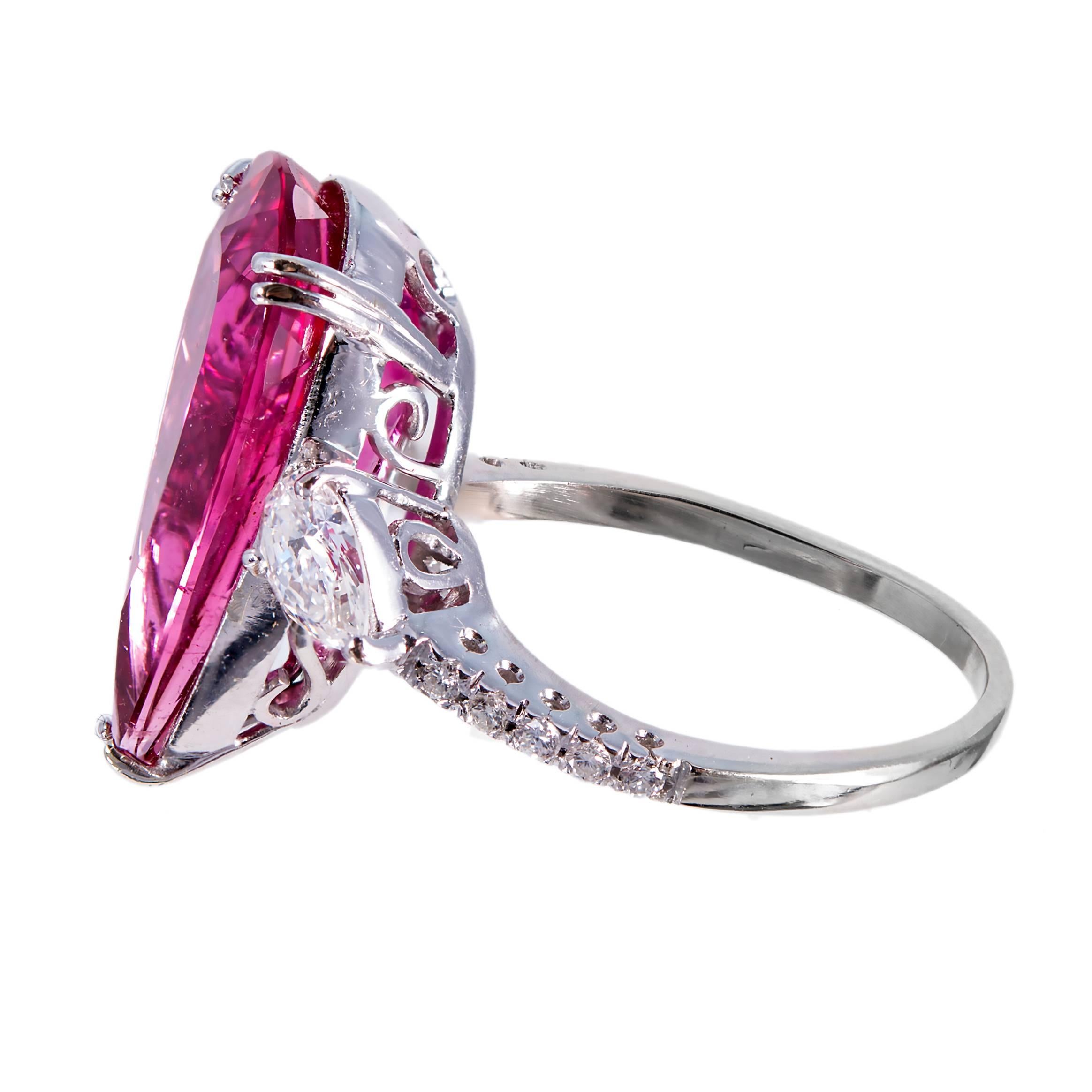 1960er Jahre Rubelit-Turmalin und Diamant-Cocktailring. Länglicher rosa birnenförmiger Rubelit-Turmalin mit zwei birnenförmigen seitlichen Diamanten, akzentuiert mit 10 runden Diamanten.

1 rosaroter Rubelit-Turmalin, Gesamtgewicht ca. 6,55cts,