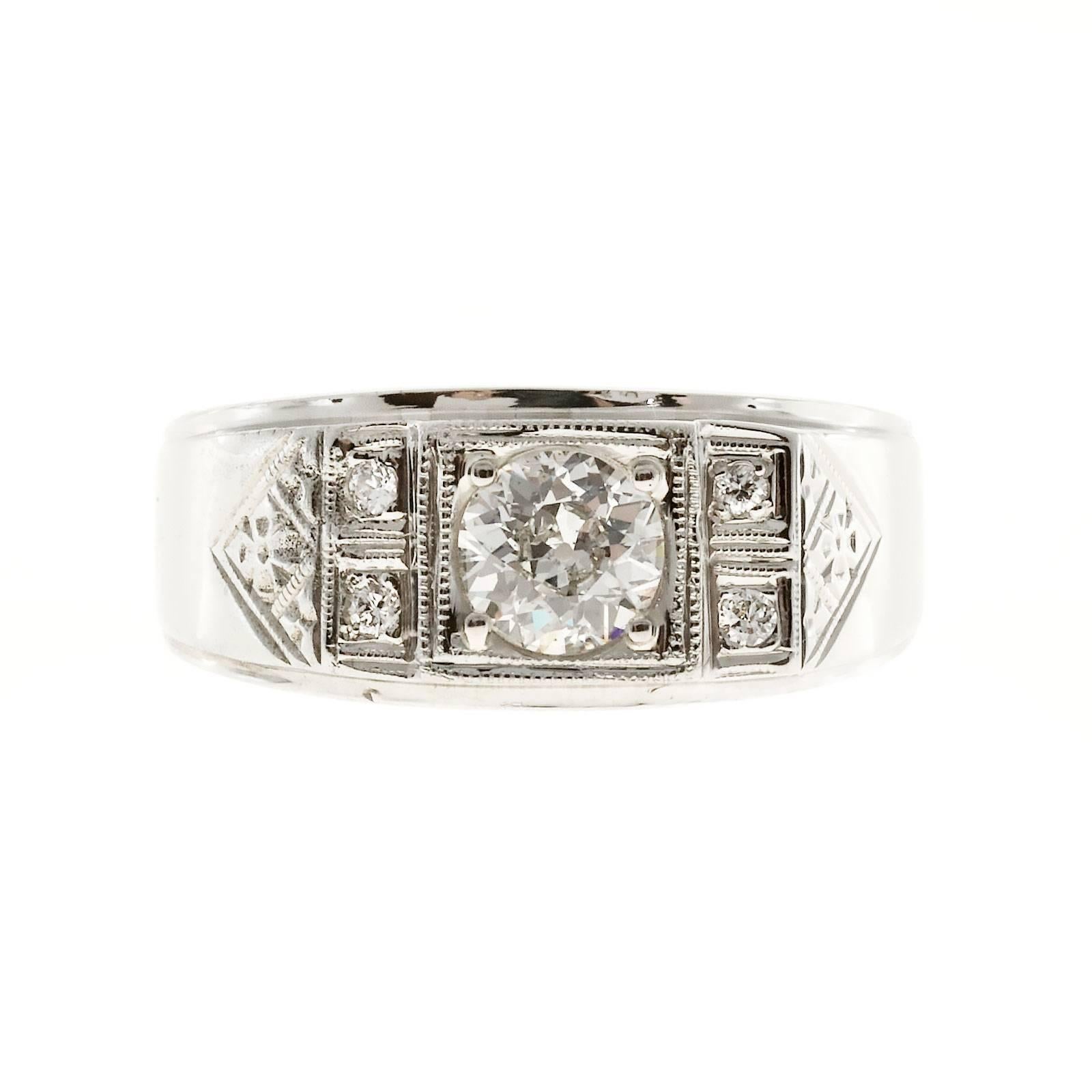 Retro-Herrenring um 1940 mit Handgravur und seitlichen Diamanten sowie einem GIA-zertifizierten zentralen Diamanten im europäischen Schliff mit erhabener Krone und kleiner Tafel. Sehr funkelnd. 

1 Diamant im alten europäischen Schliff::