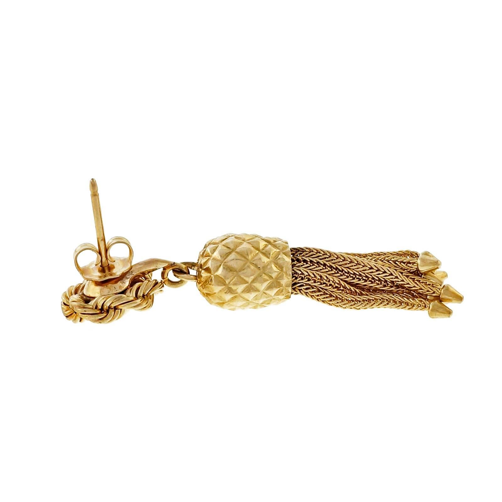 Solid 14k yellow gold 1950 dangle 3-D Tassel earrings. Rope chain top. Fox tail Tassel bottoms.

14k yellow gold
Tested: 14k
Stamped: 585
15.8 grams
Top to bottom: 47.10mm or 1.85 inches
Width: 11.14mm or .44 inch
Depth: 8.64mm
