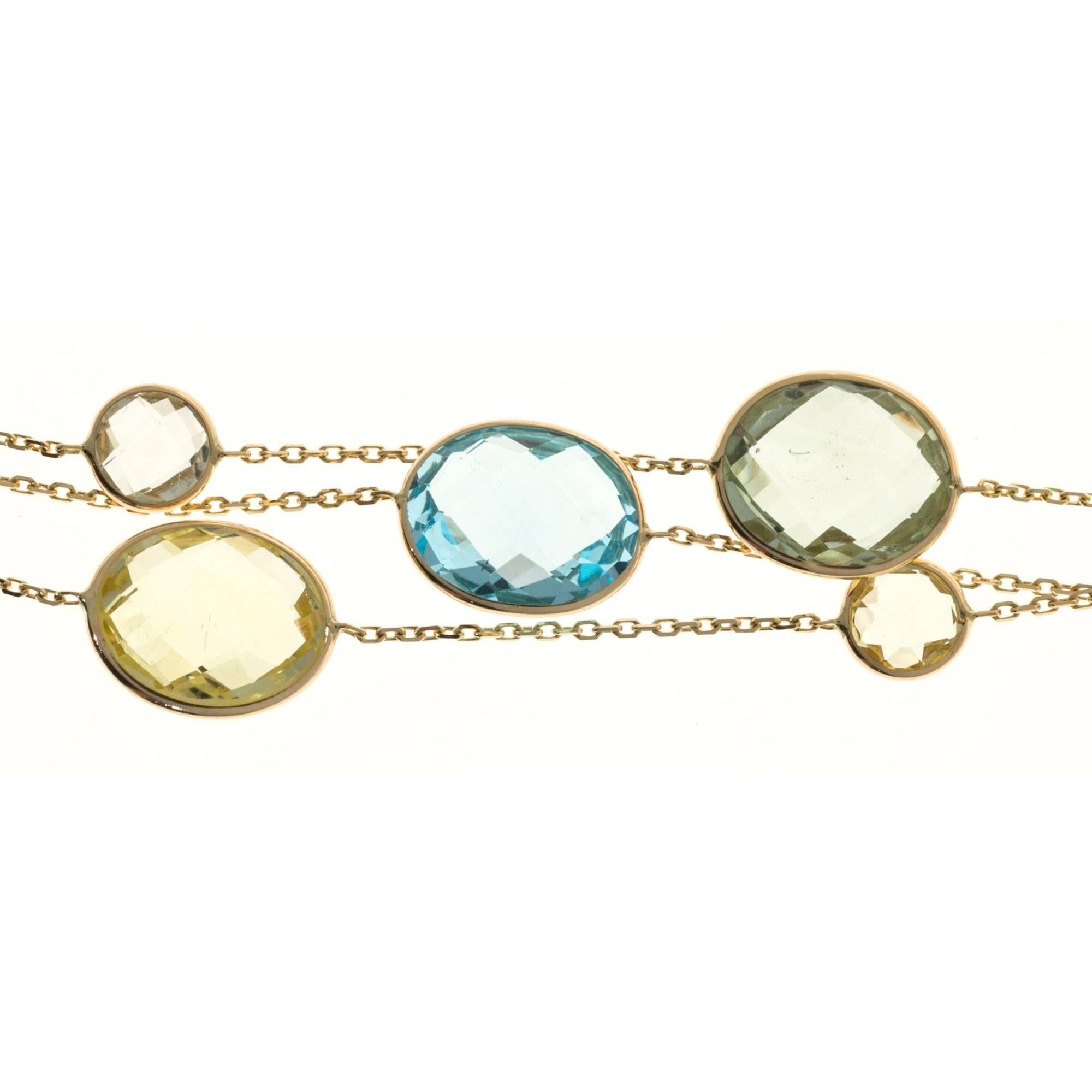 Taille ovale Collier à trois rangs en or avec quartz bleu, topaze bleue et améthyste verte, de 70,00 carats en vente