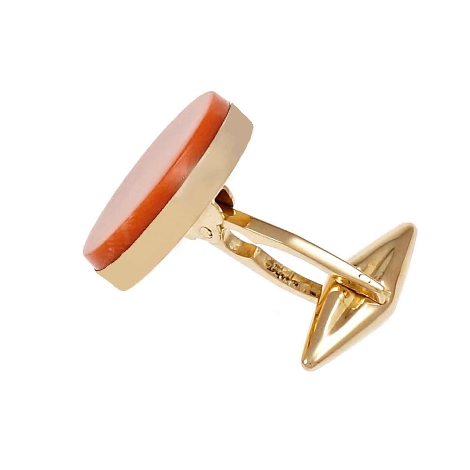 1960-1969 fantastic bright pinkish orange certified untreated handmade hinged back Coral cuff links in 18k yellow gold.

2 oval pinkish orange Salmon Coral, untreated, 17.55 x 12.30mm, GIA certificate #1176627966
18k yellow gold
Tested: